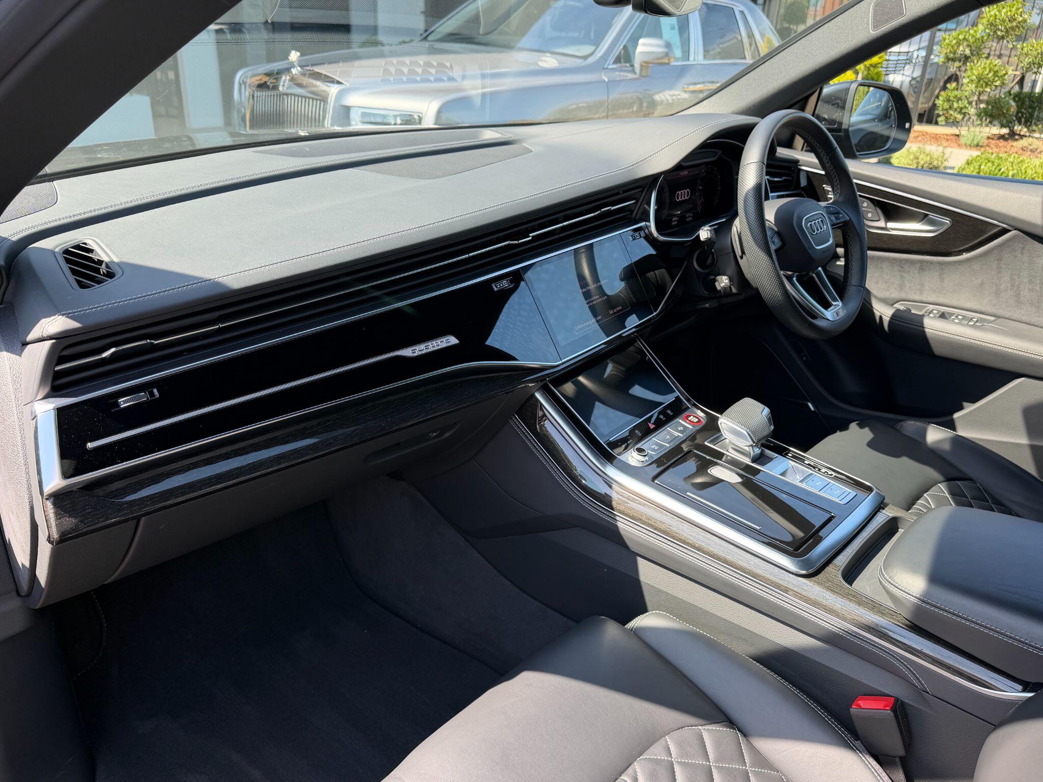 Audi SQ8 view 10