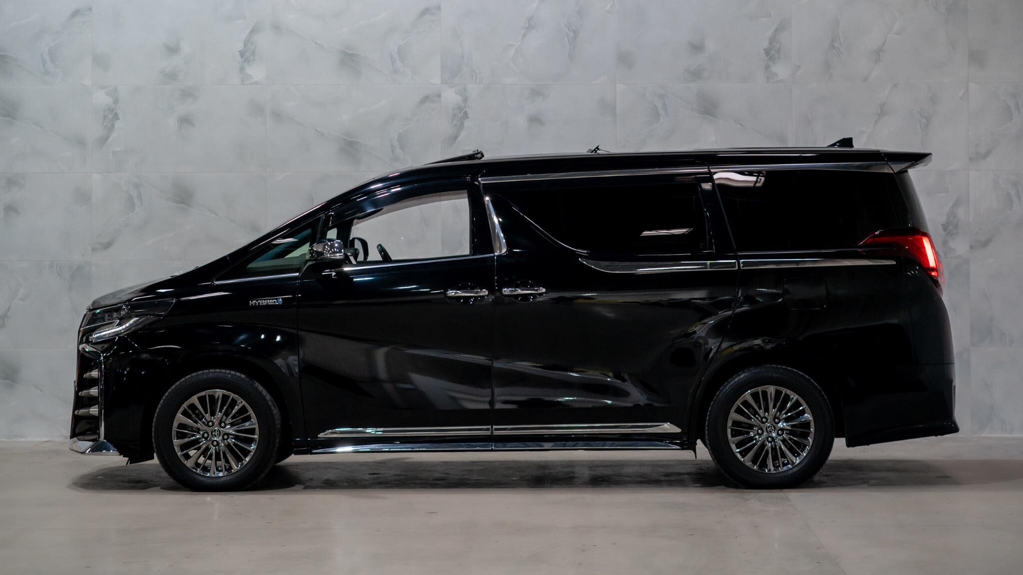Toyota Alphard view 5