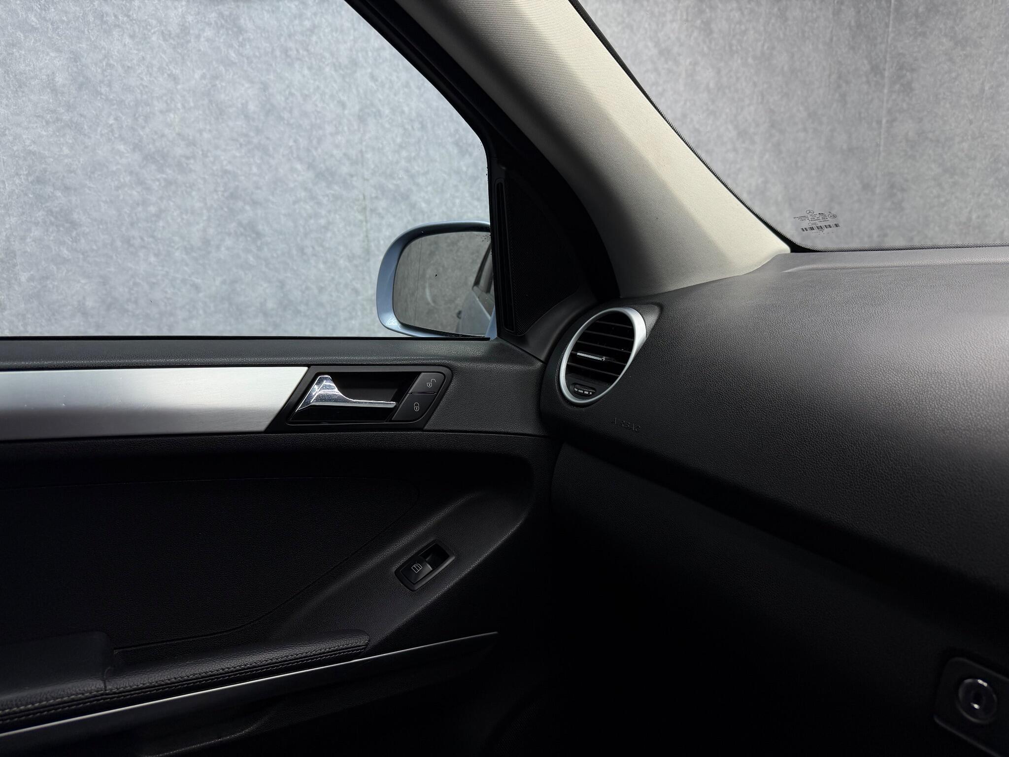 Mercedes-Benz M-Class view 13