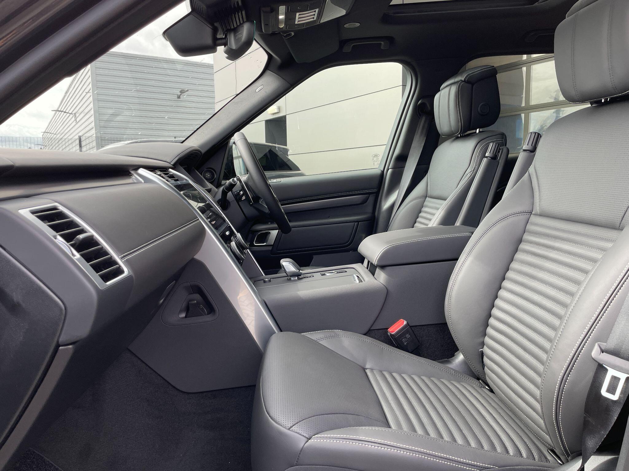 Land Rover Discovery view 34