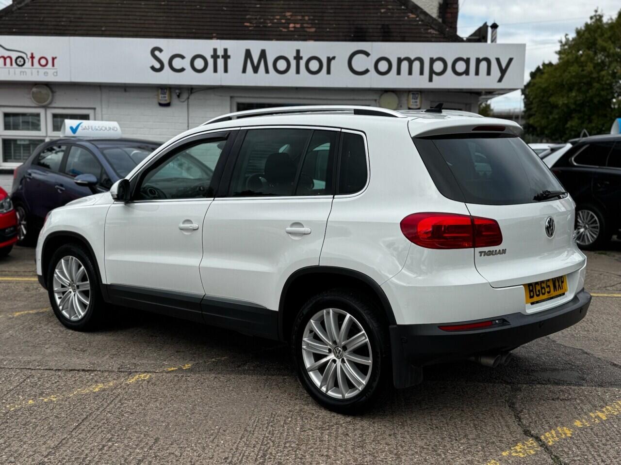 Volkswagen Tiguan view 2