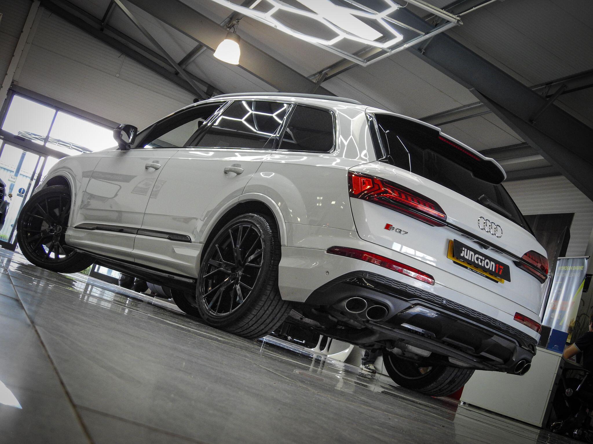 Audi SQ7 view 4