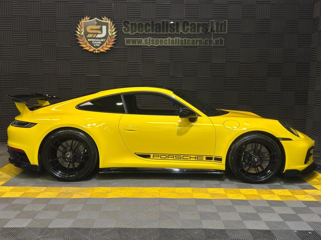 Porsche 911 view 10