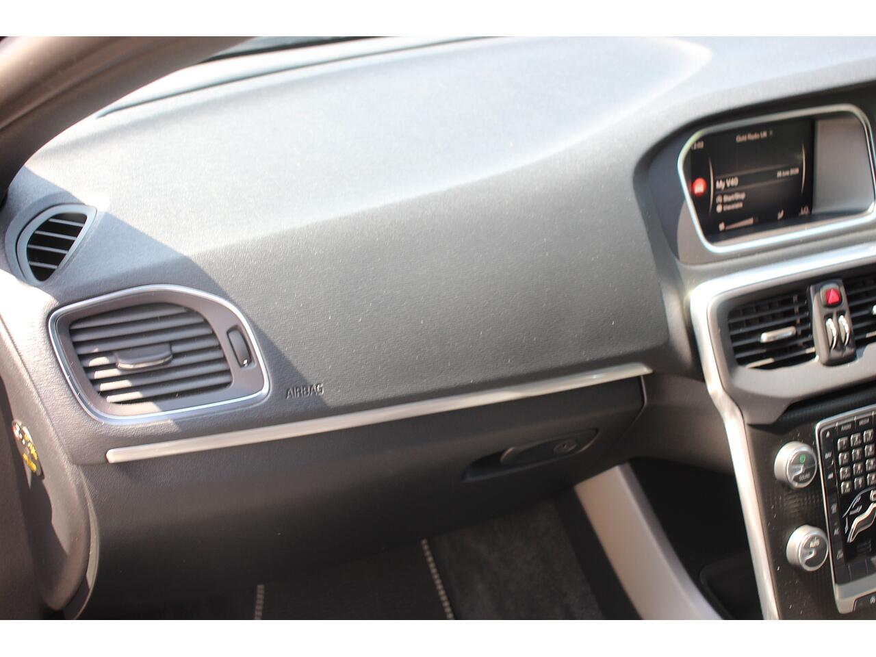 Volvo V40 view 14