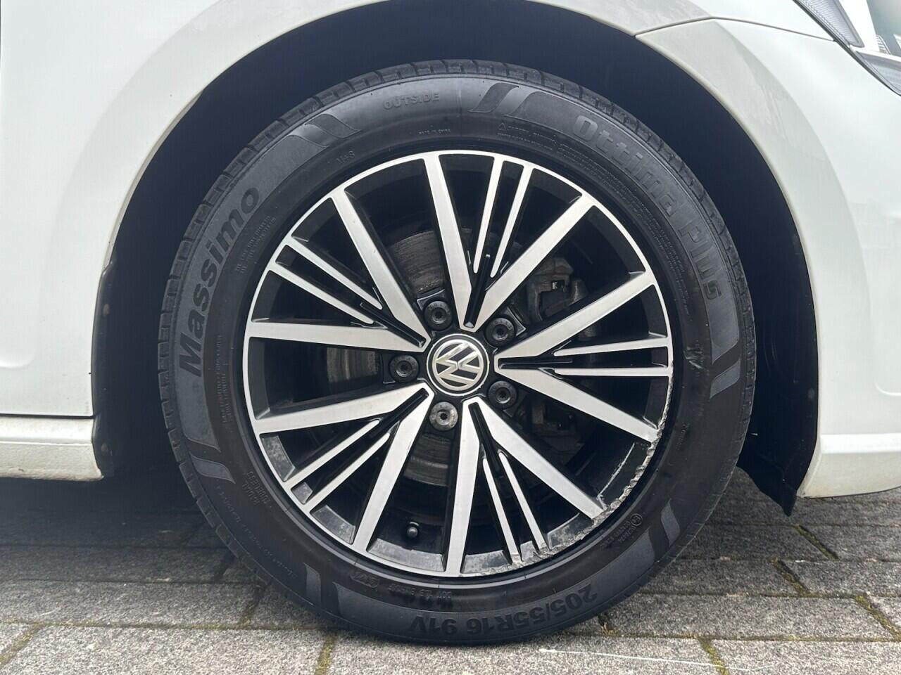 Volkswagen Golf view 20