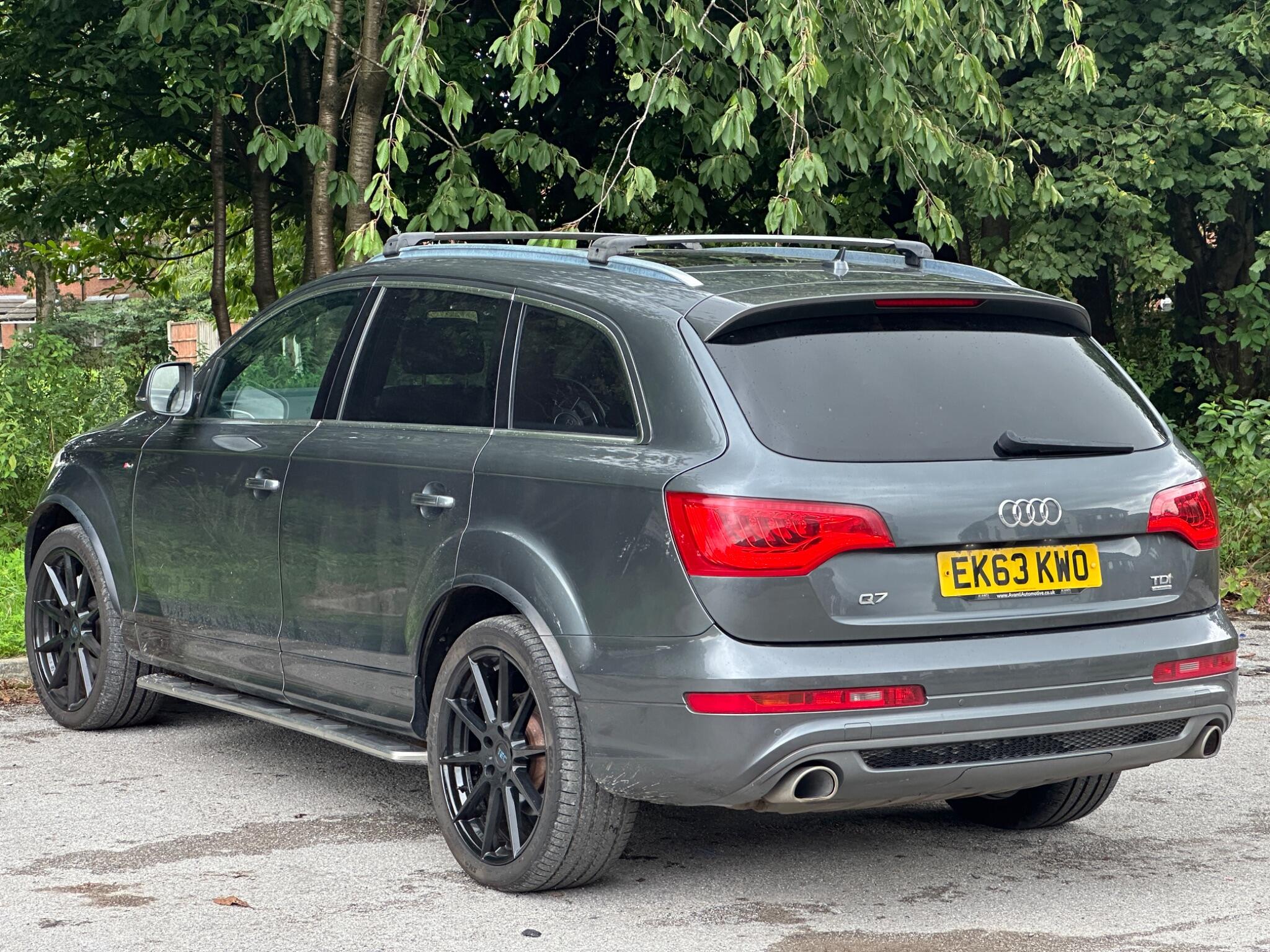 Audi Q7 view 11