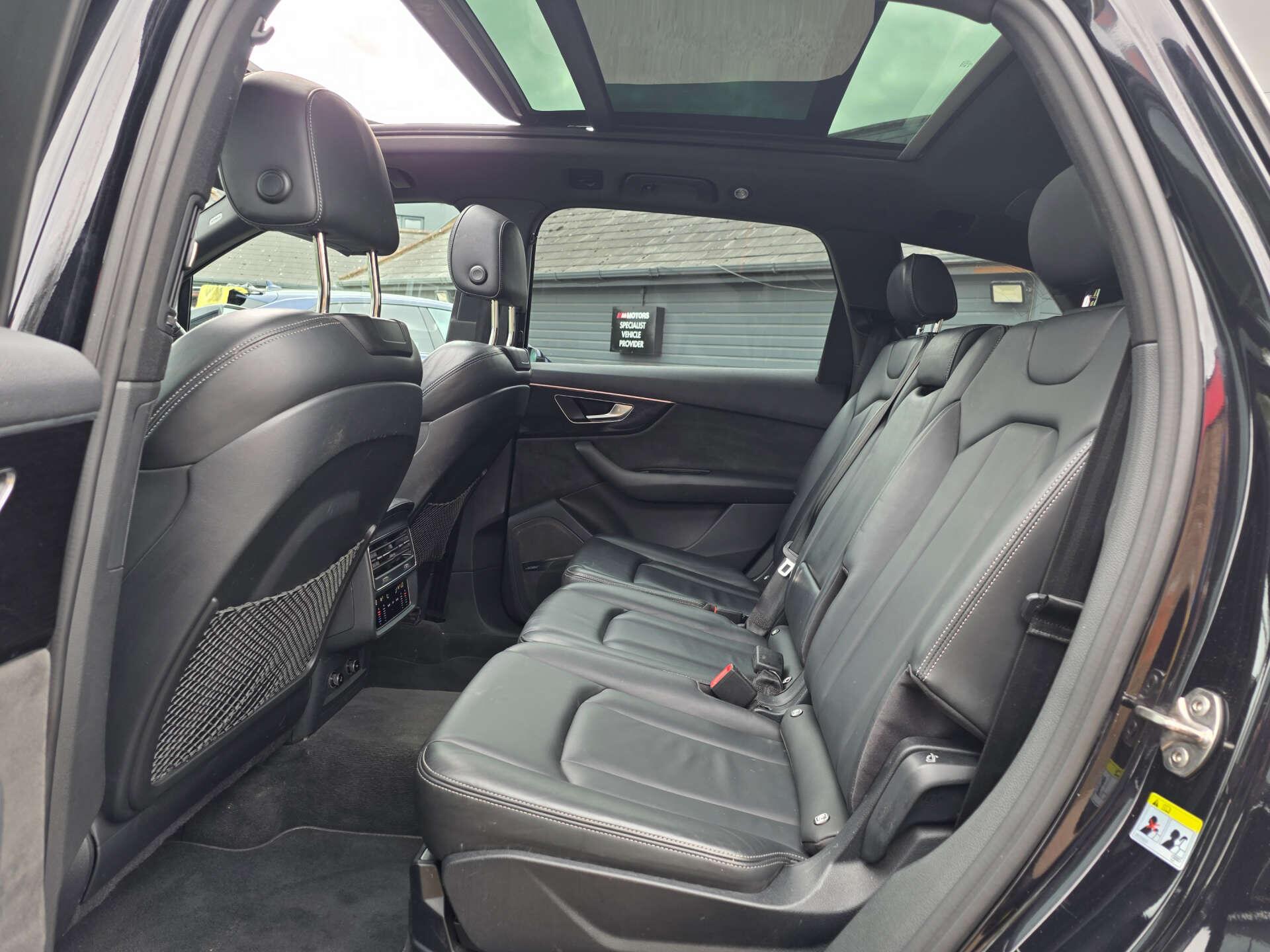 Audi Q7 view 24