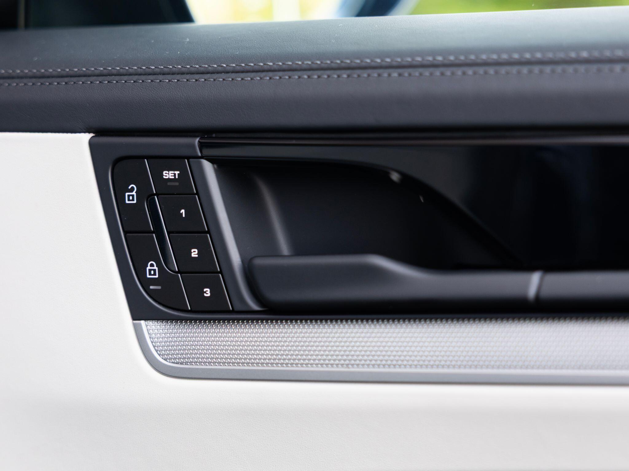 Porsche Cayenne view 25