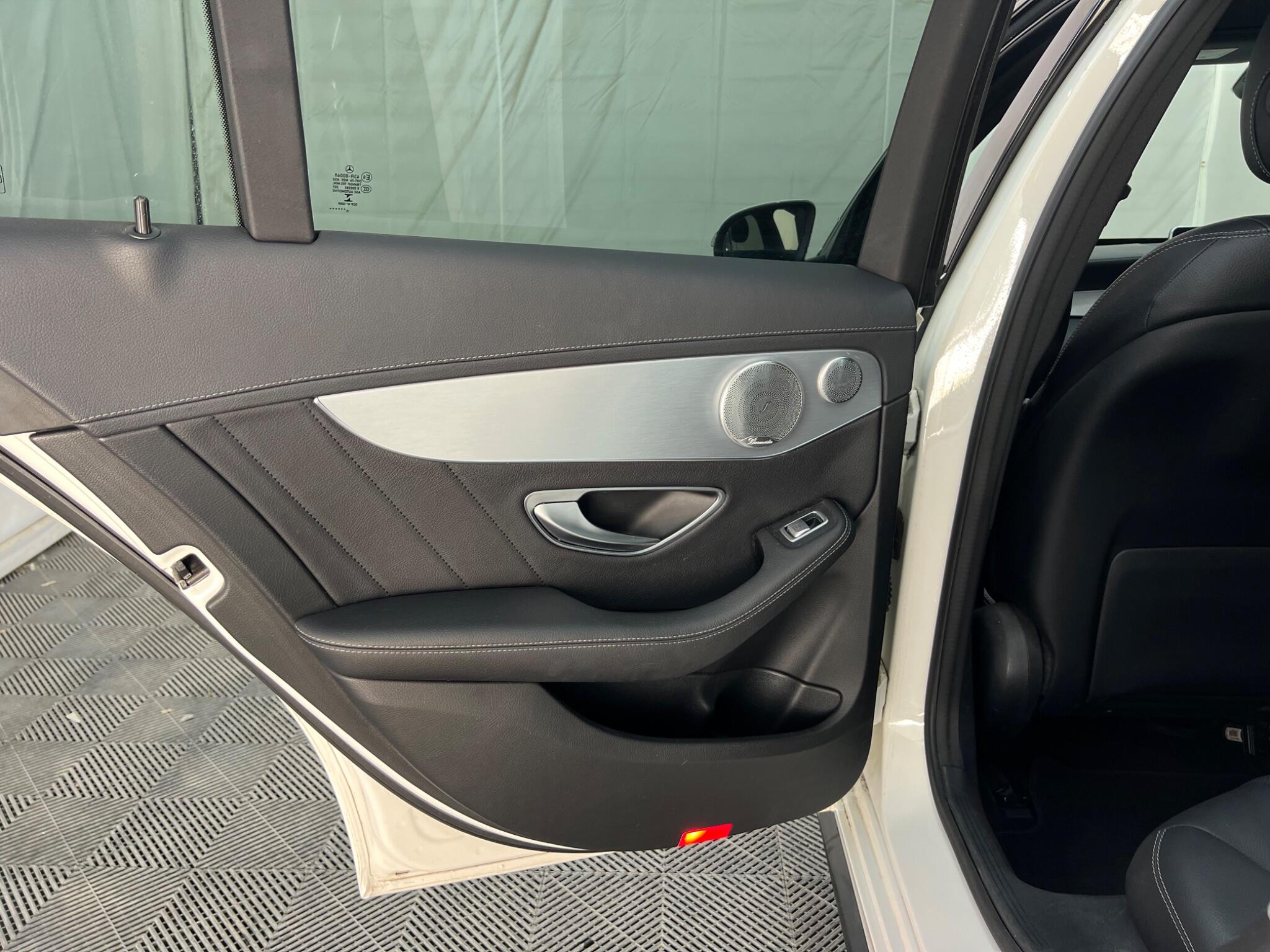 Mercedes-Benz C Class view 31