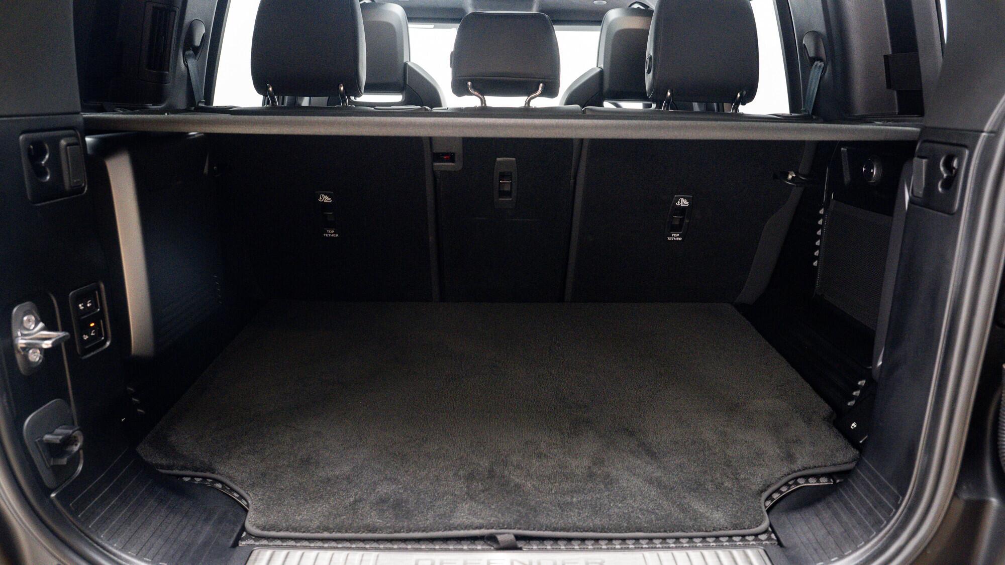 Land Rover Defender 110 view 57