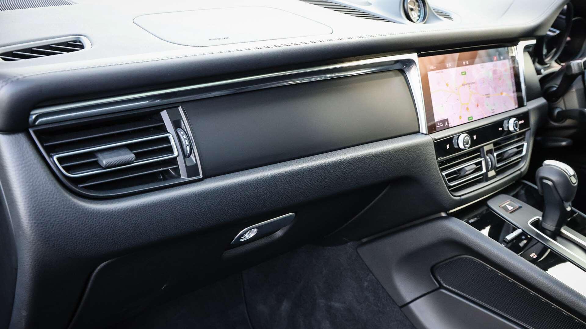 Porsche Macan view 25