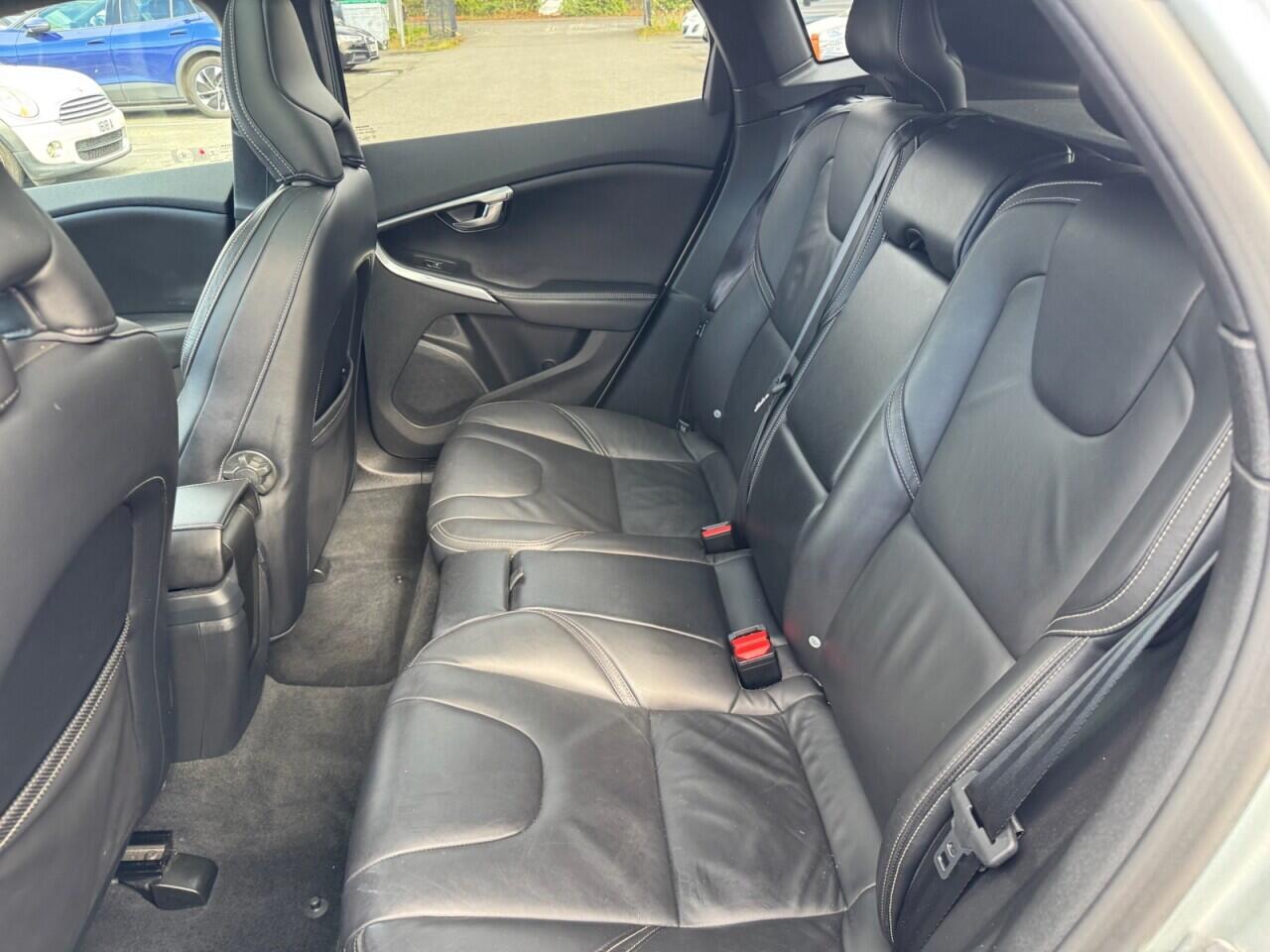 Volvo V40 view 17