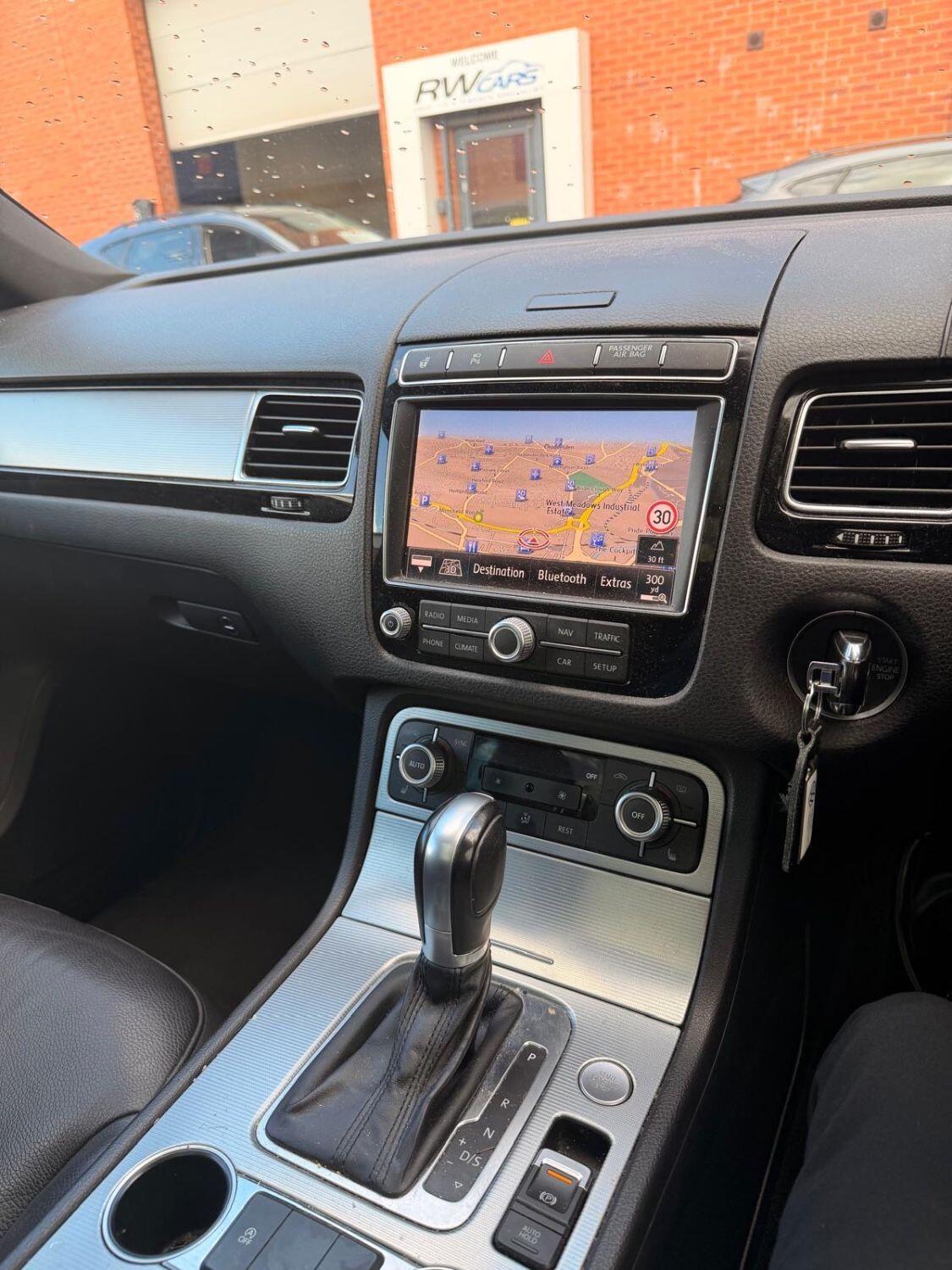 Volkswagen Touareg view 11