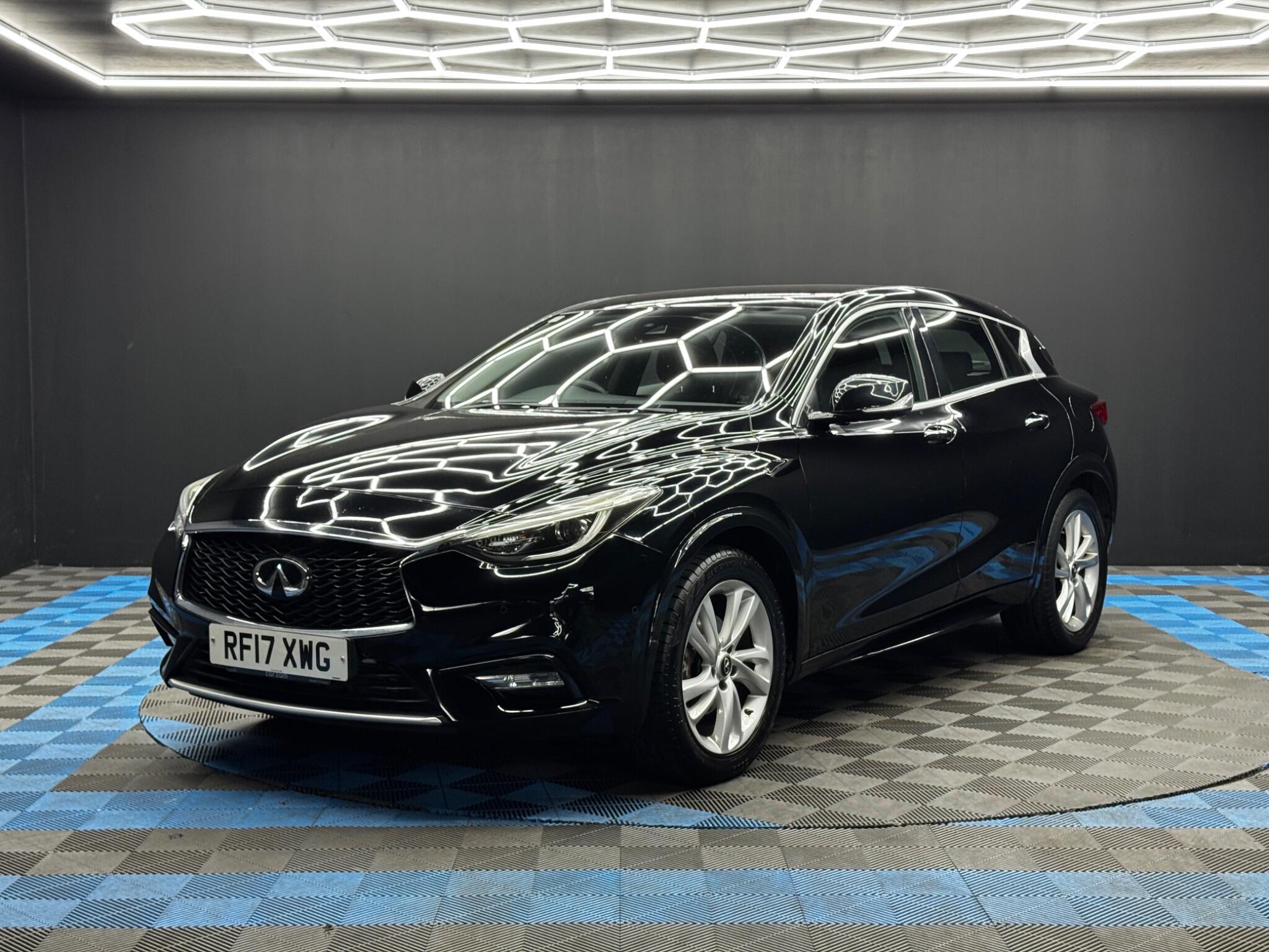 Infiniti Q30 view 3