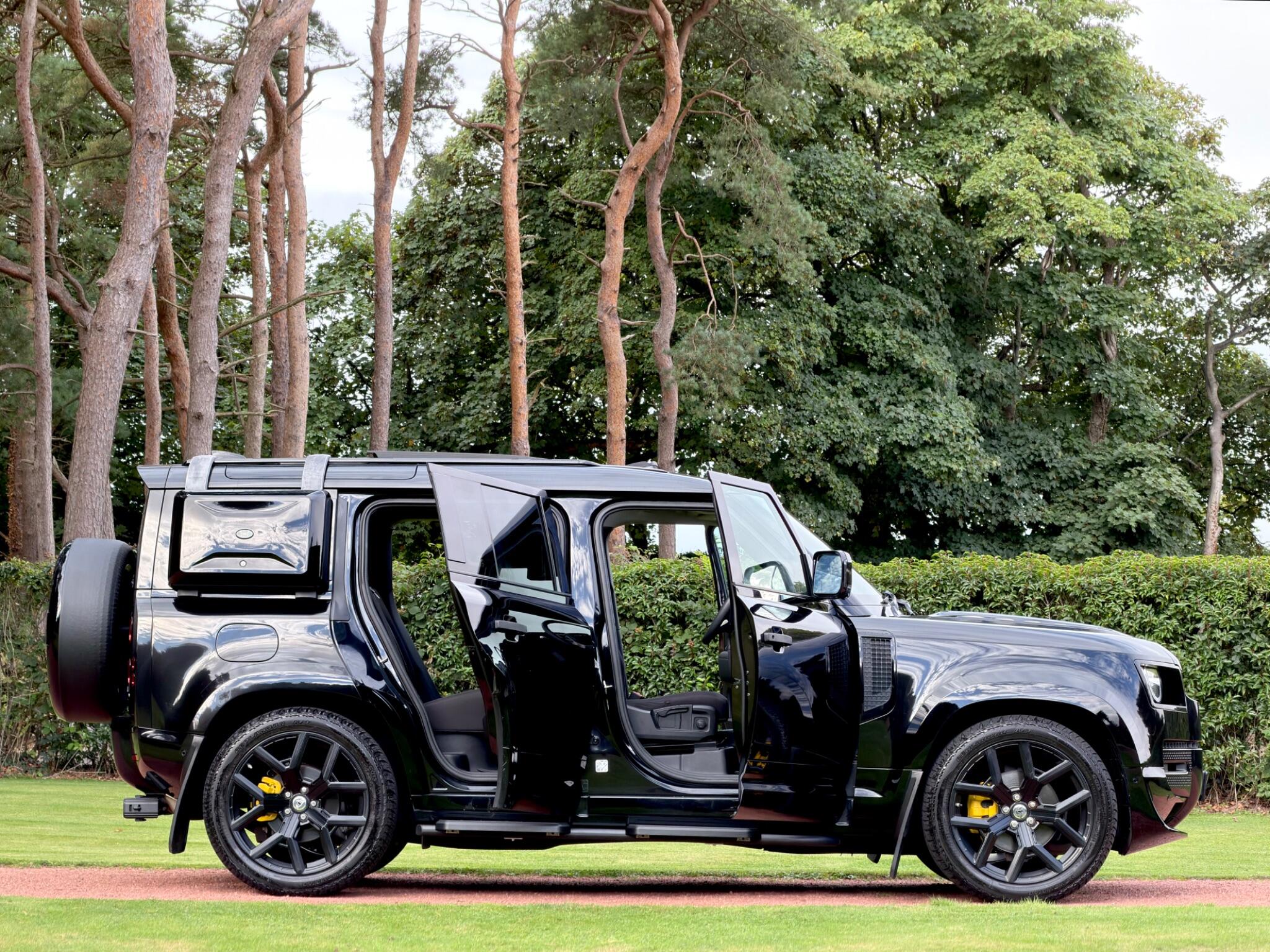 Land Rover Defender 110 view 17
