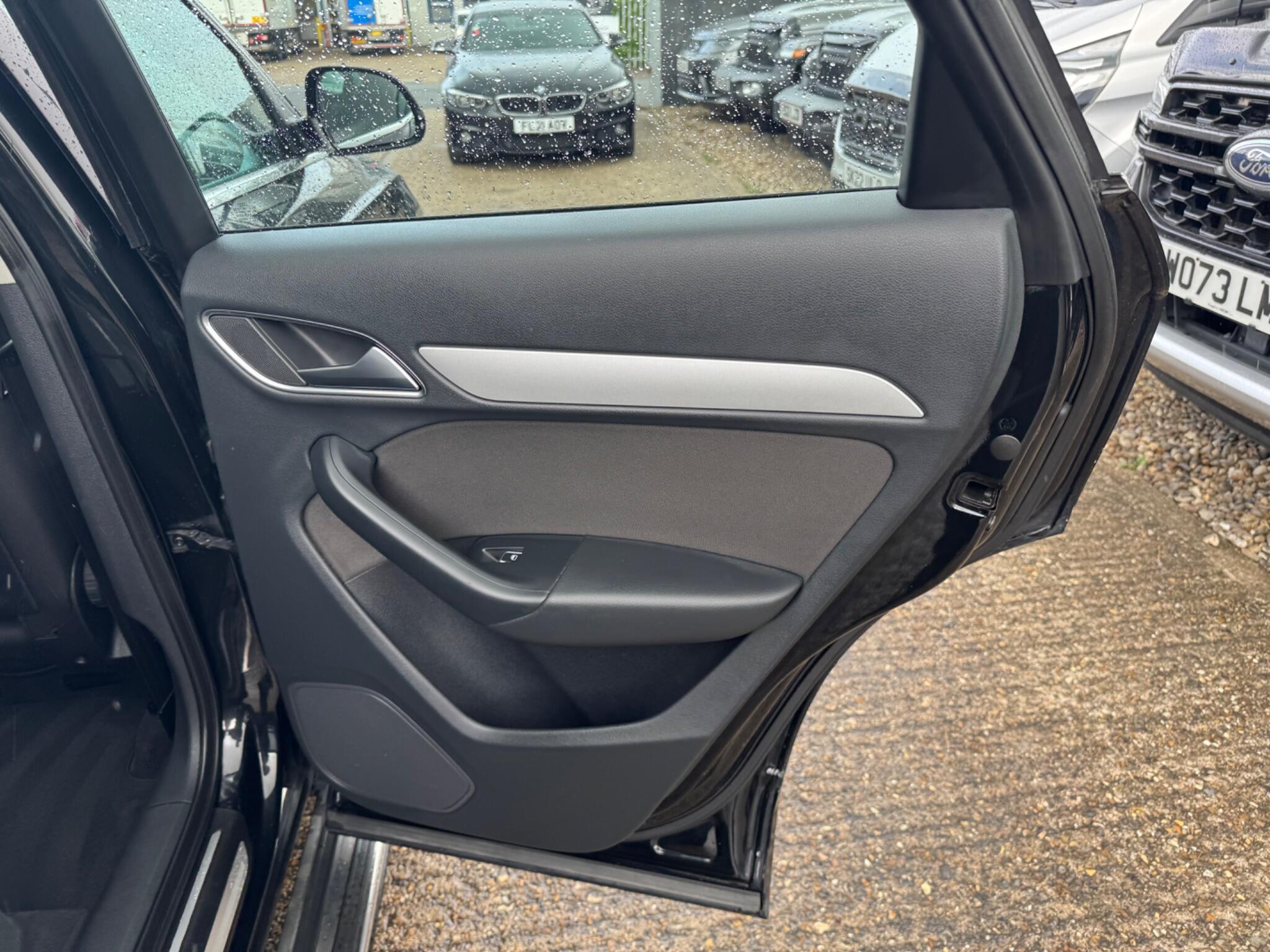 Audi Q3 view 41