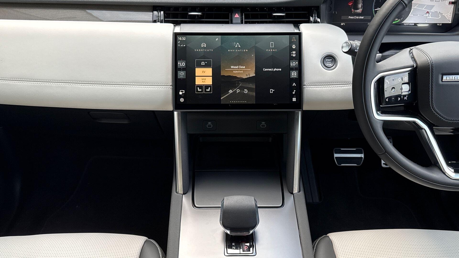 Land Rover Discovery Sport view 15