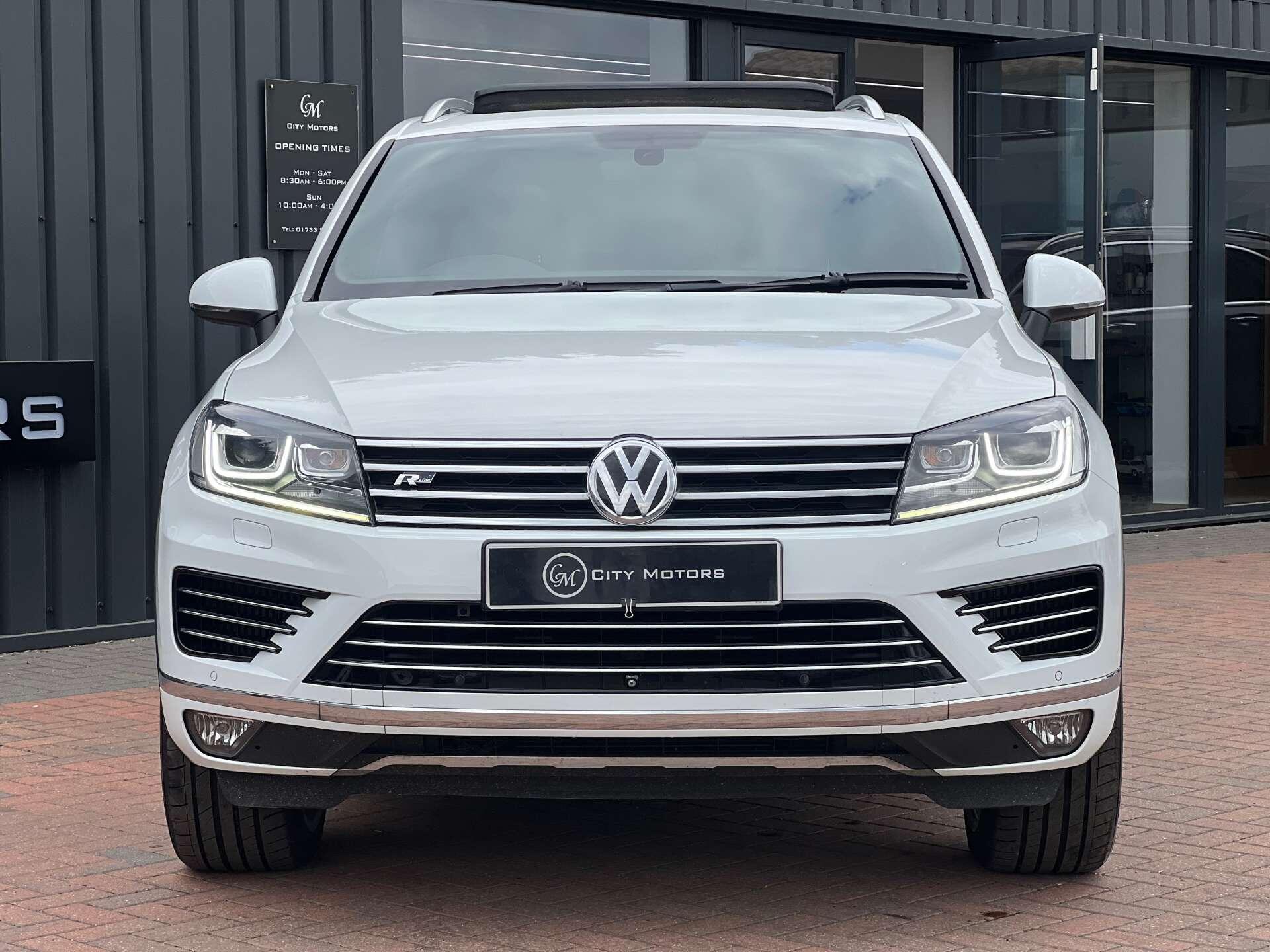 Volkswagen Touareg view 4