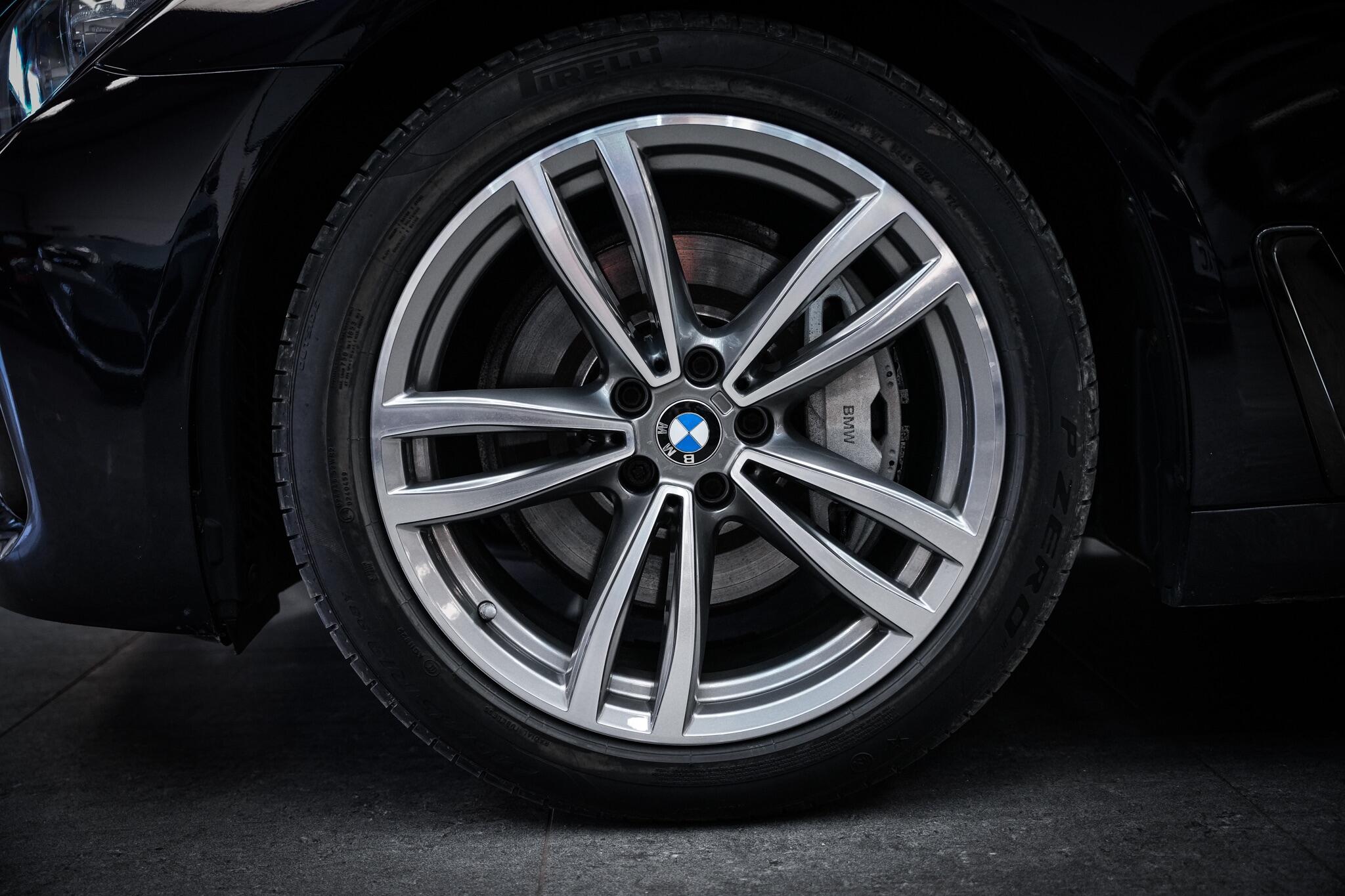 BMW 7 Series view 29