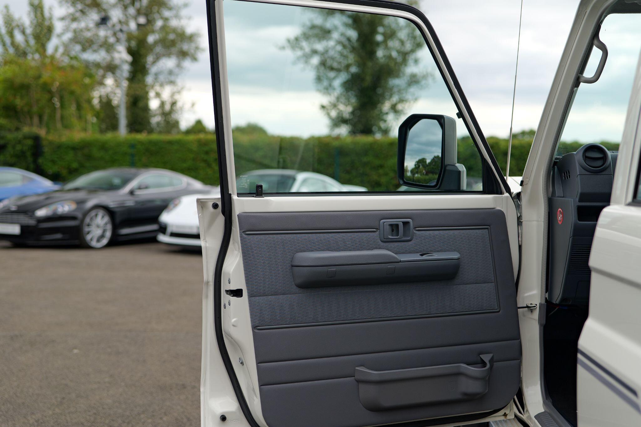Toyota Land Cruiser view 30