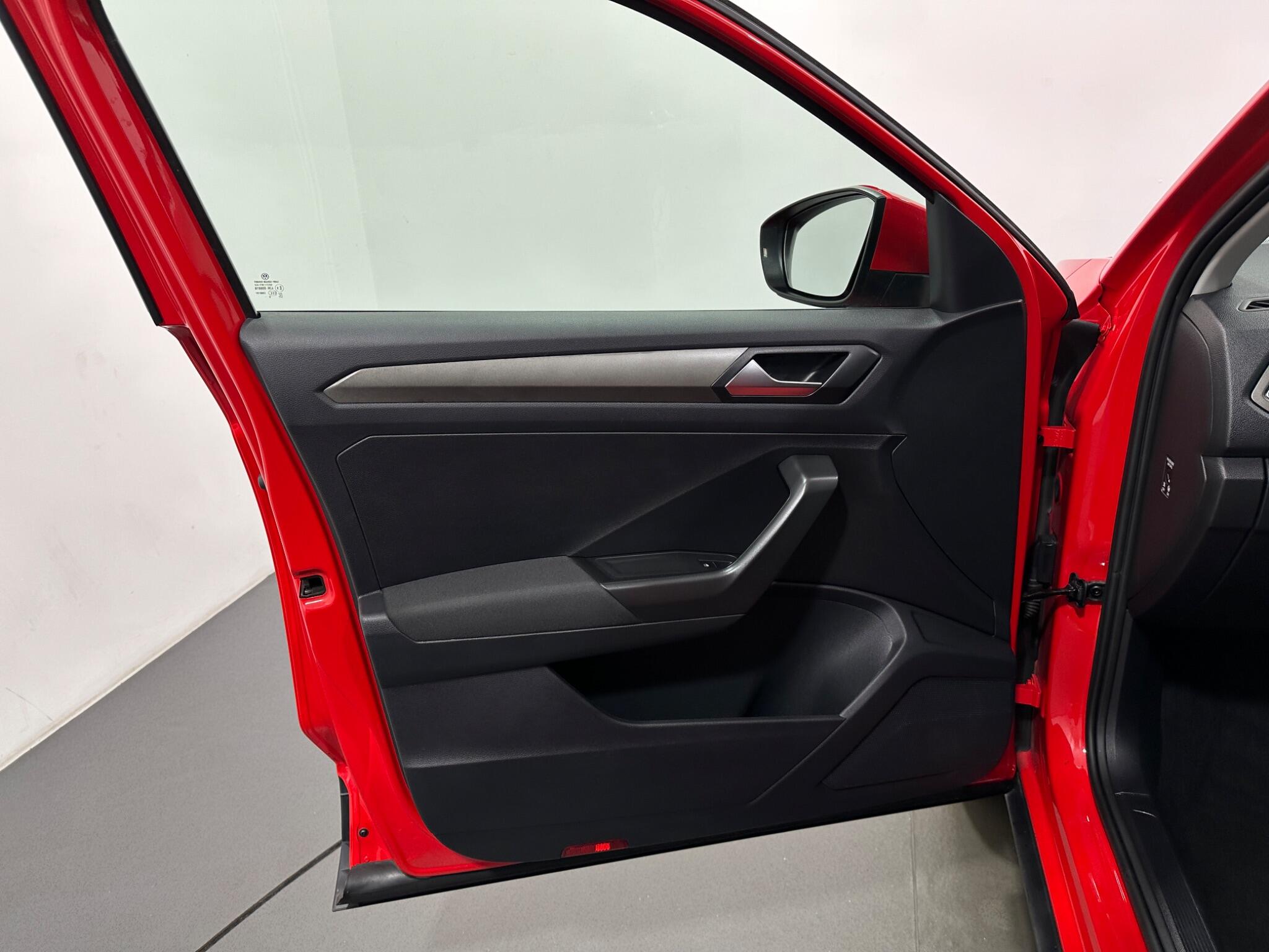 Volkswagen T-Roc view 33