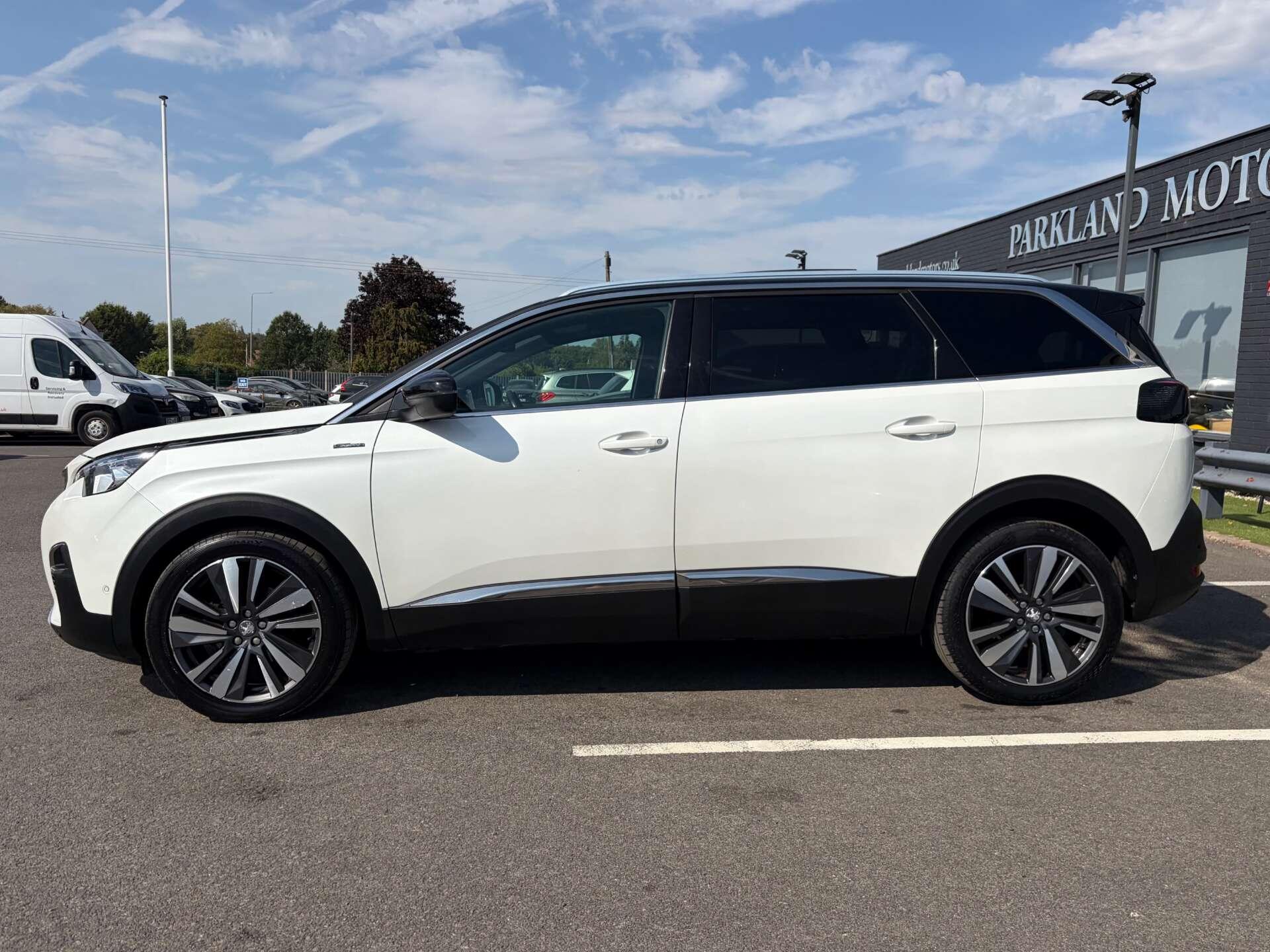 Peugeot 5008 view 5