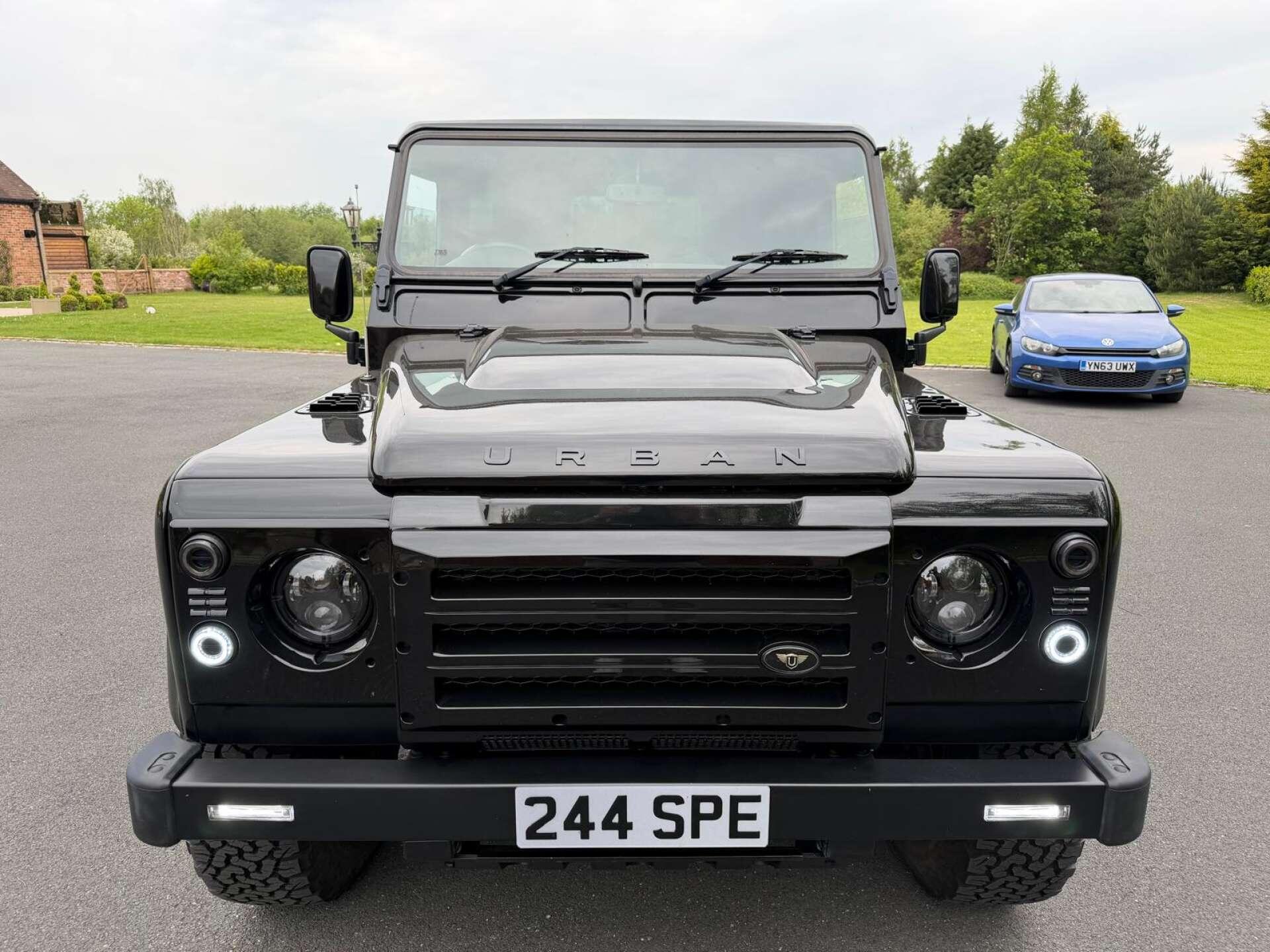 Land Rover Defender 90 view 4
