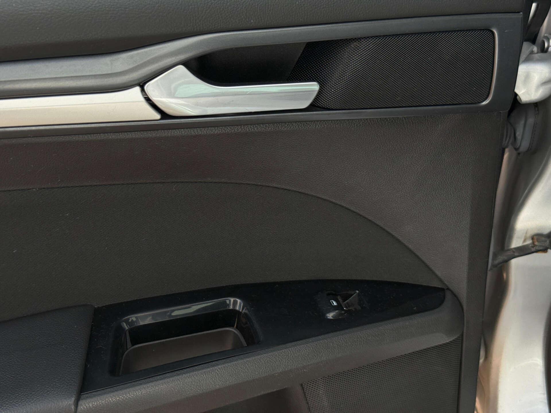 Ford Mondeo view 30