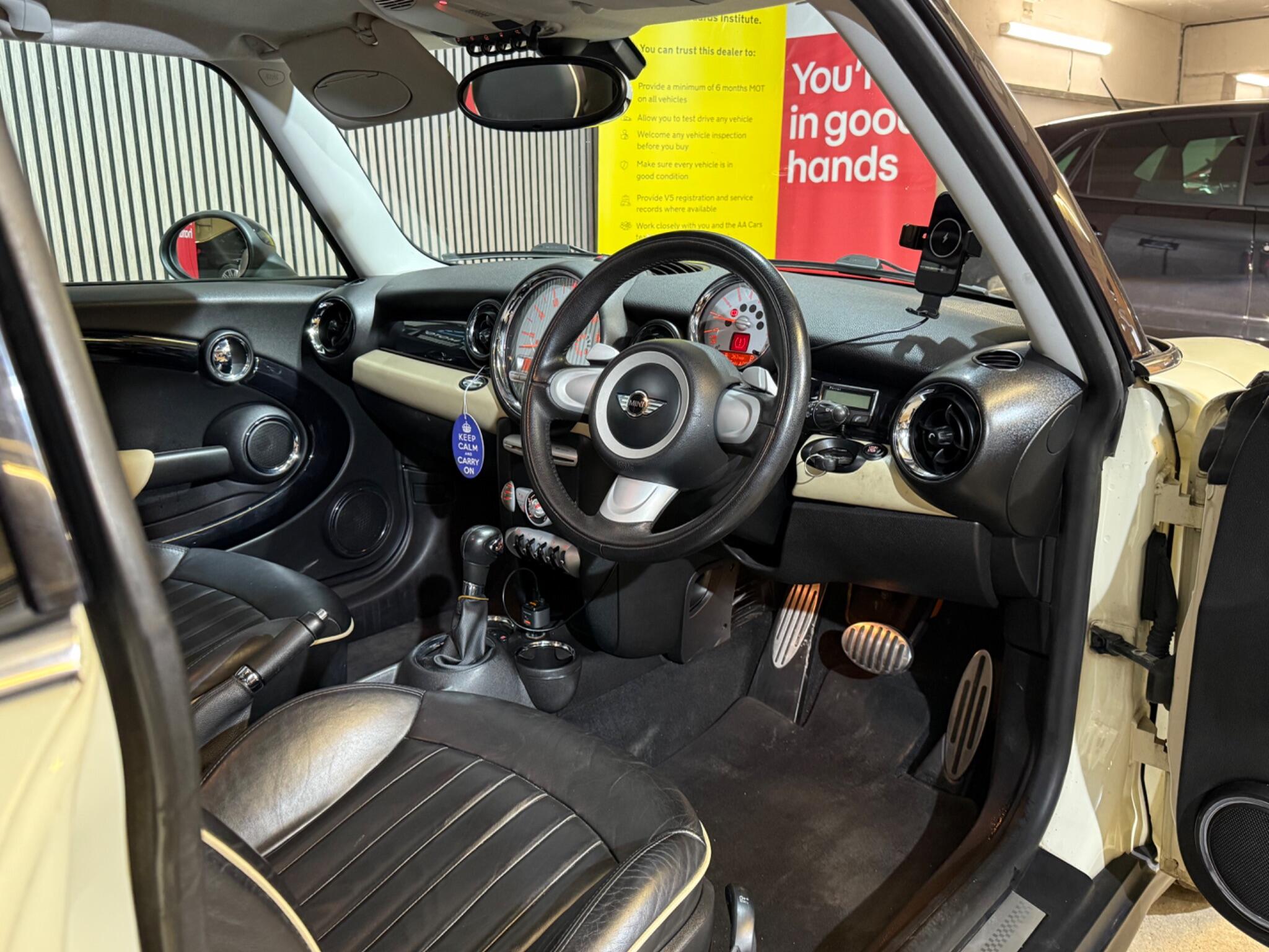 2008 MINI Hatch image 21