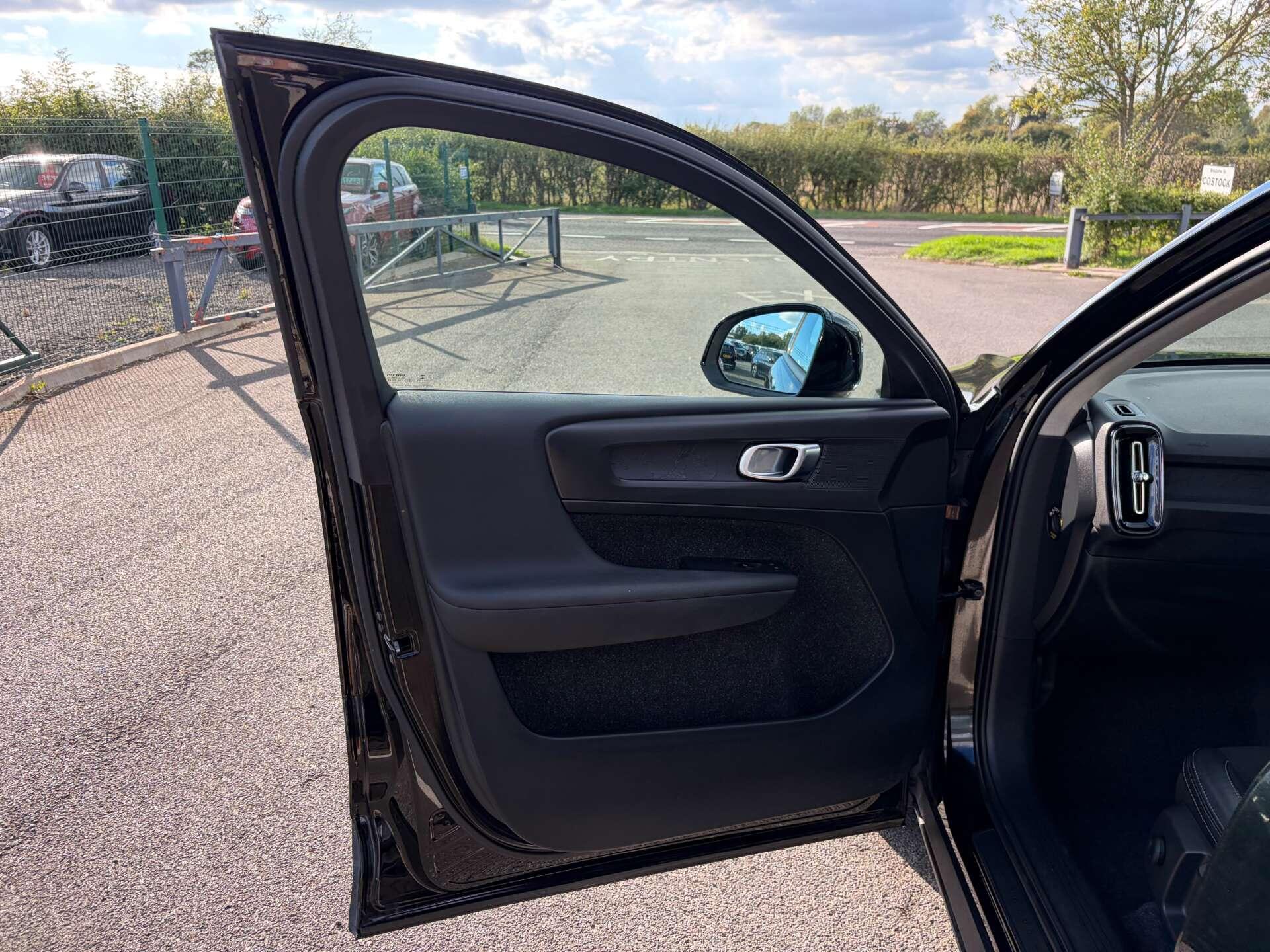 Volvo XC40 view 14