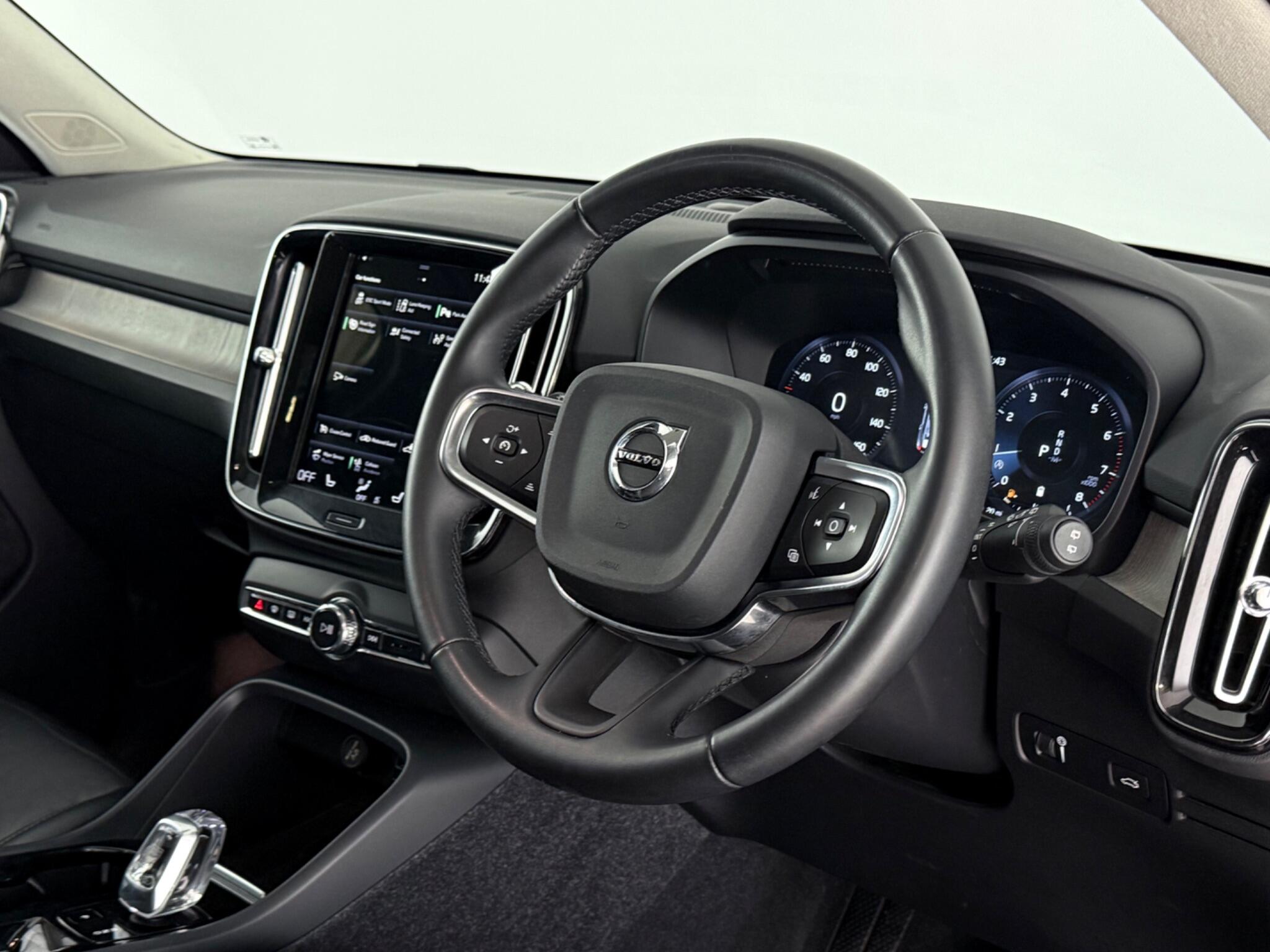 Volvo XC40 view 3