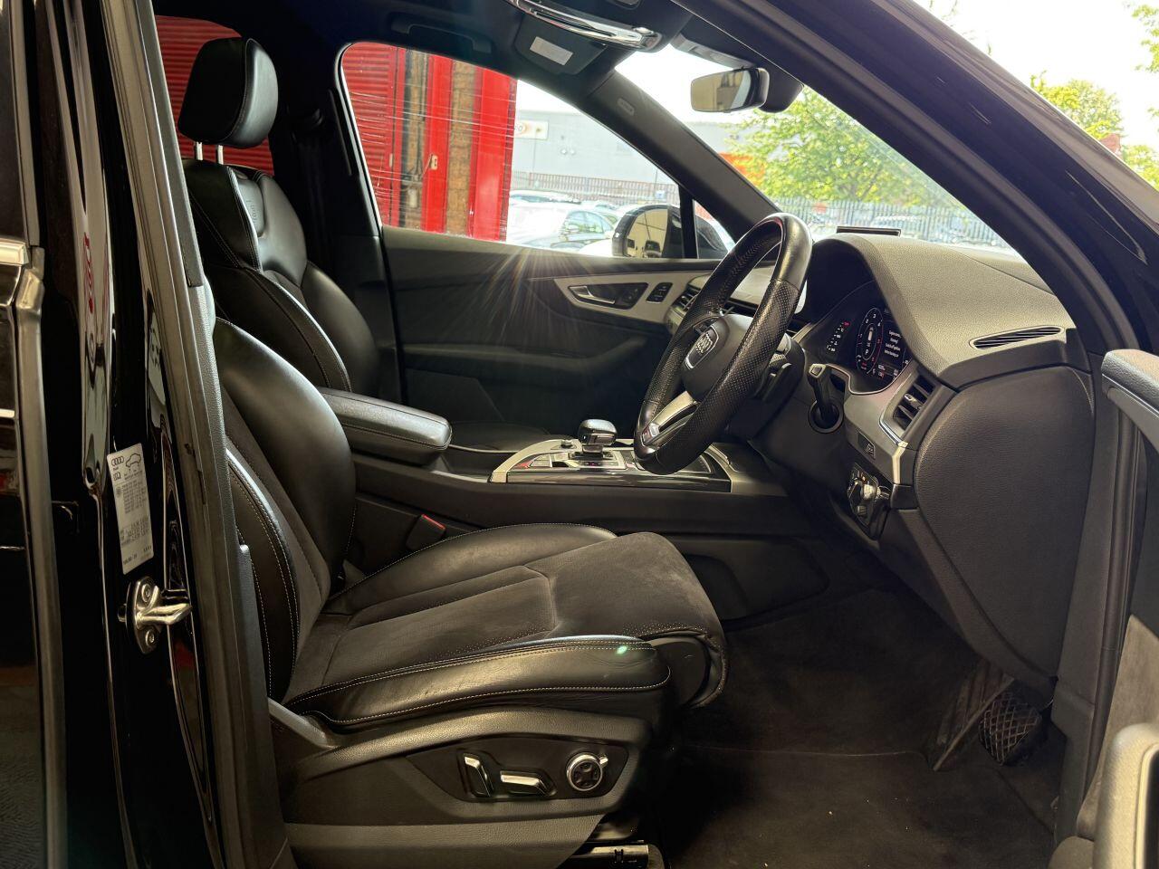 Audi Q7 view 32