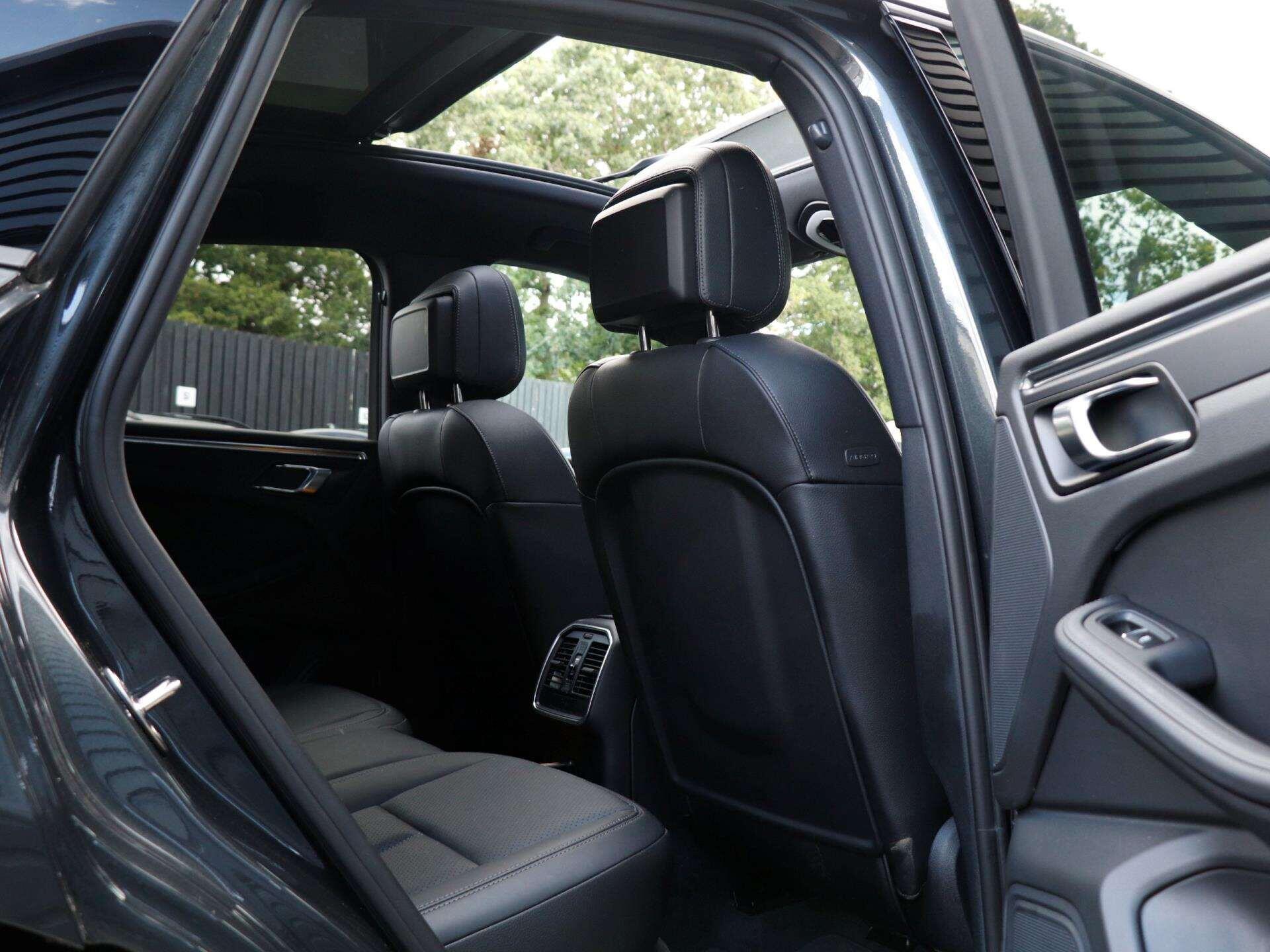 Porsche Macan view 26