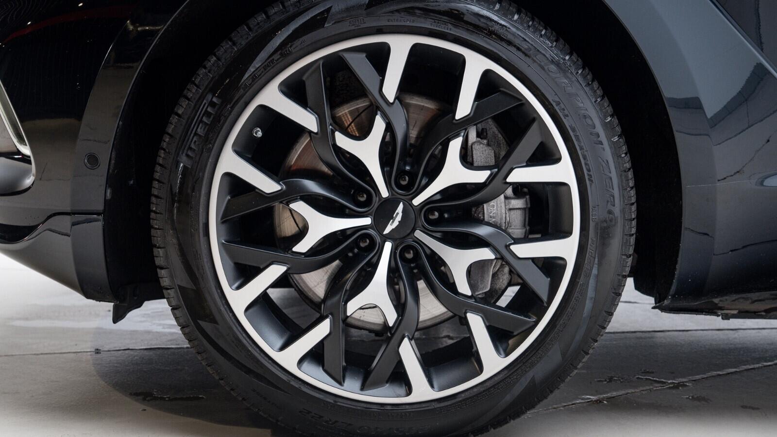 Aston Martin DBX view 40