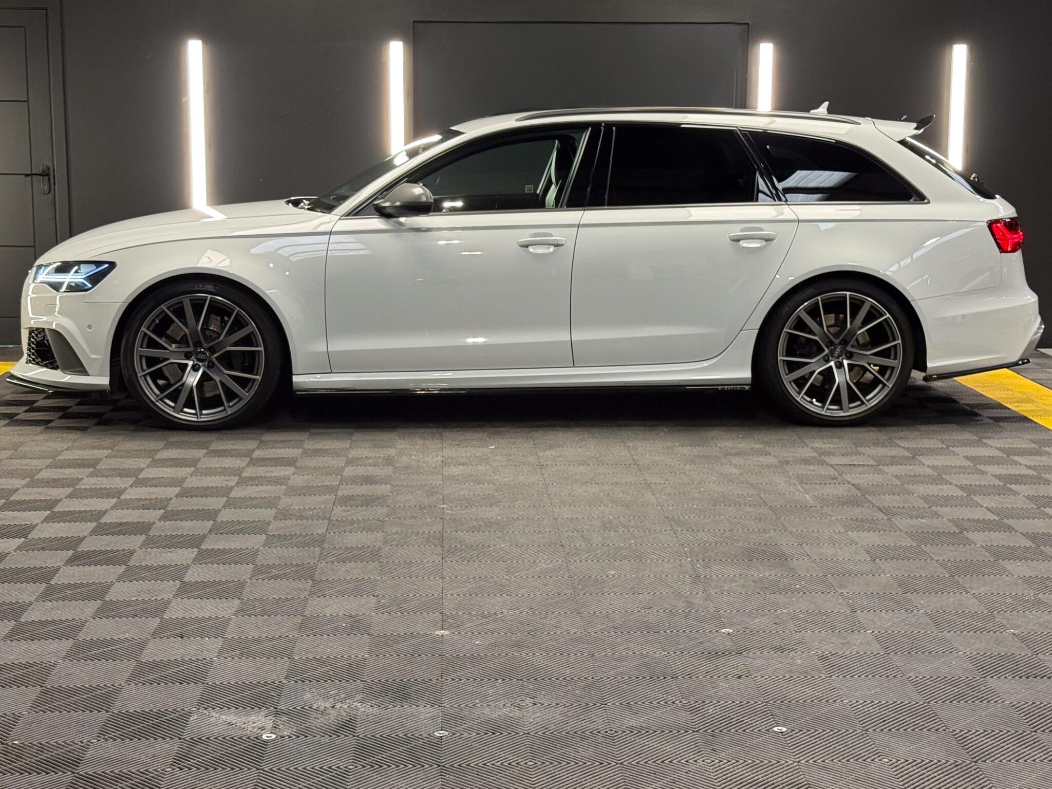 Audi RS6 Avant view 3