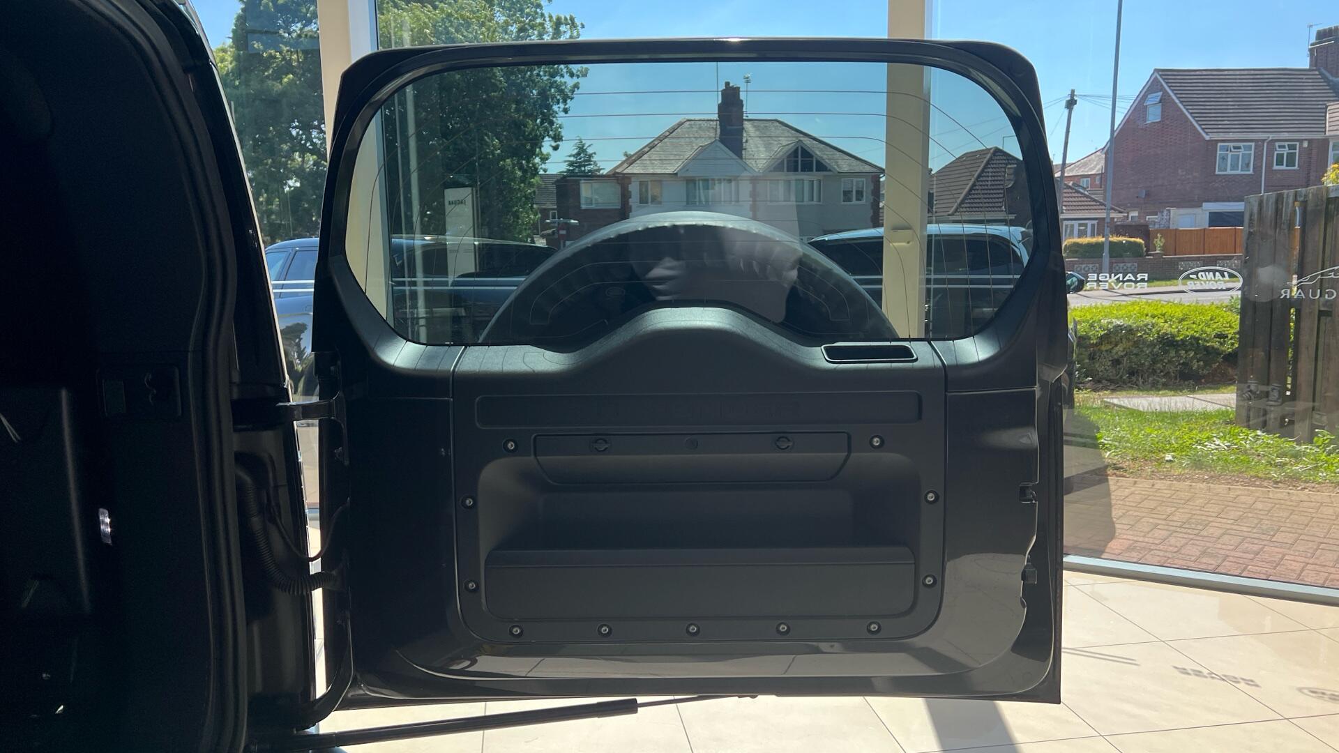Land Rover Defender view 36
