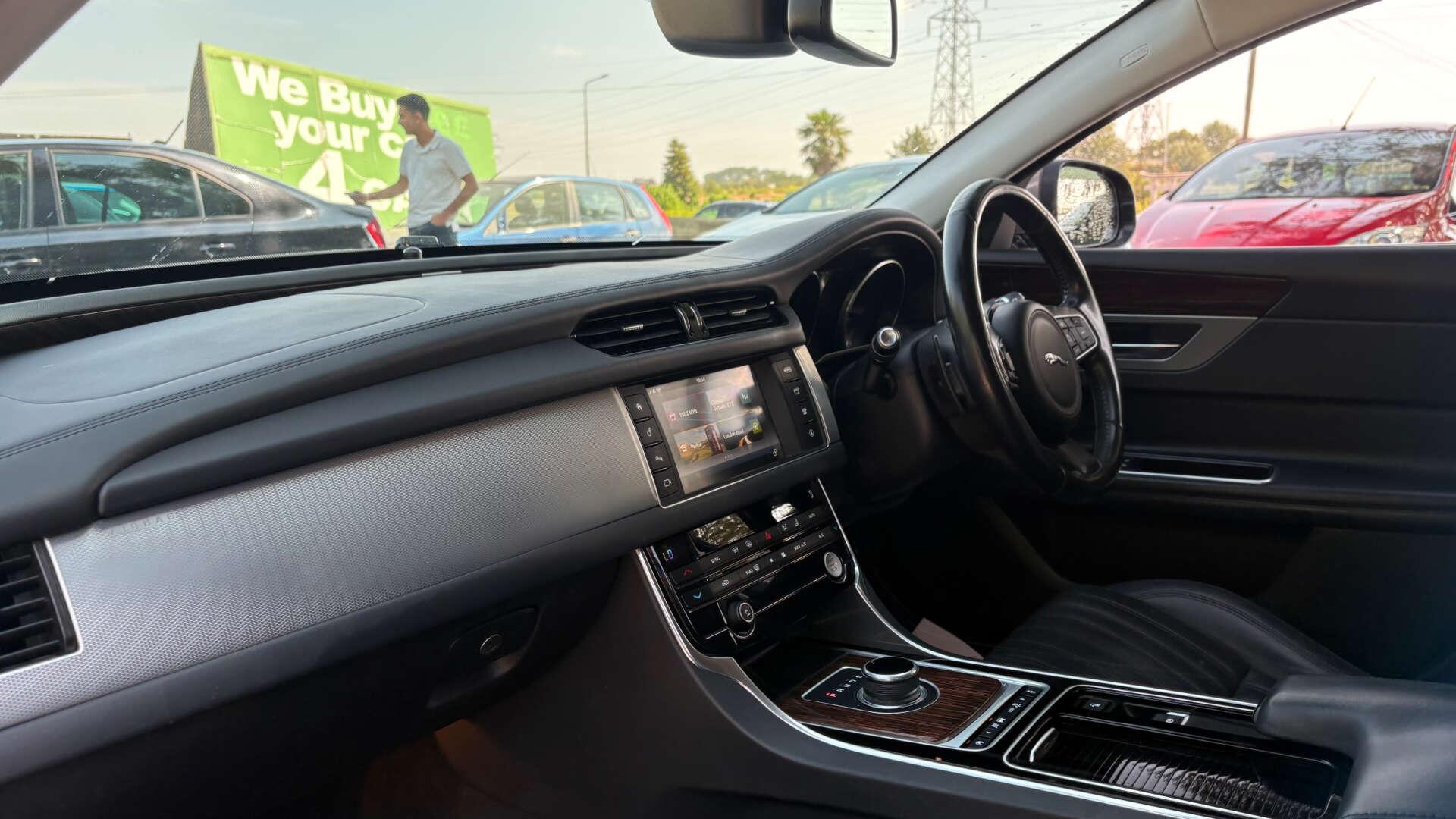 Jaguar XF view 14