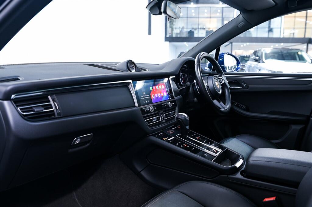 Porsche Macan view 12