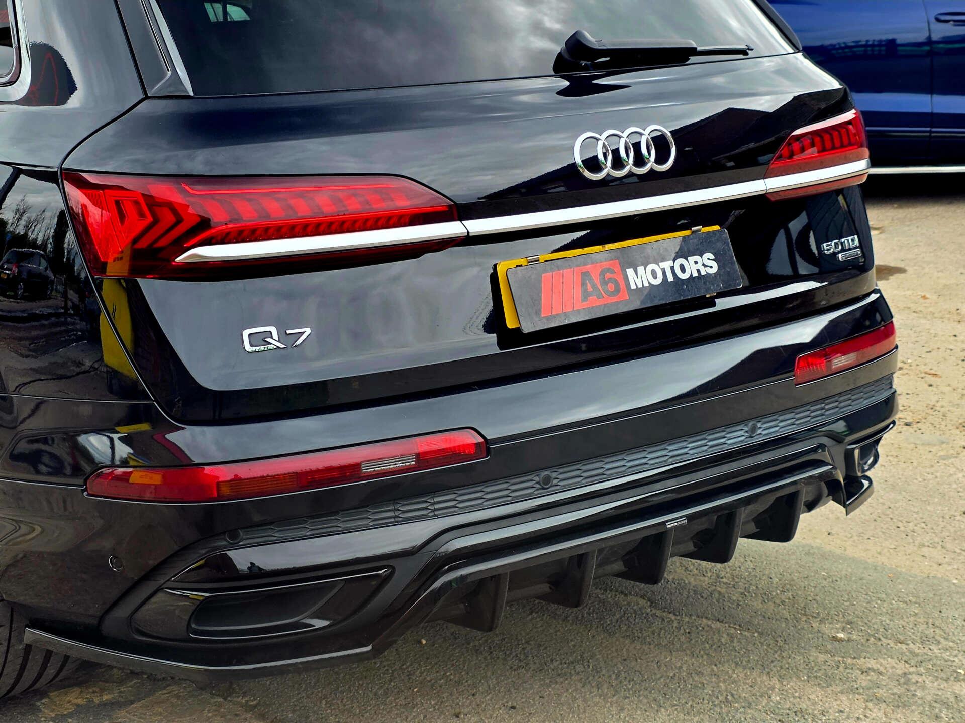 Audi Q7 view 12