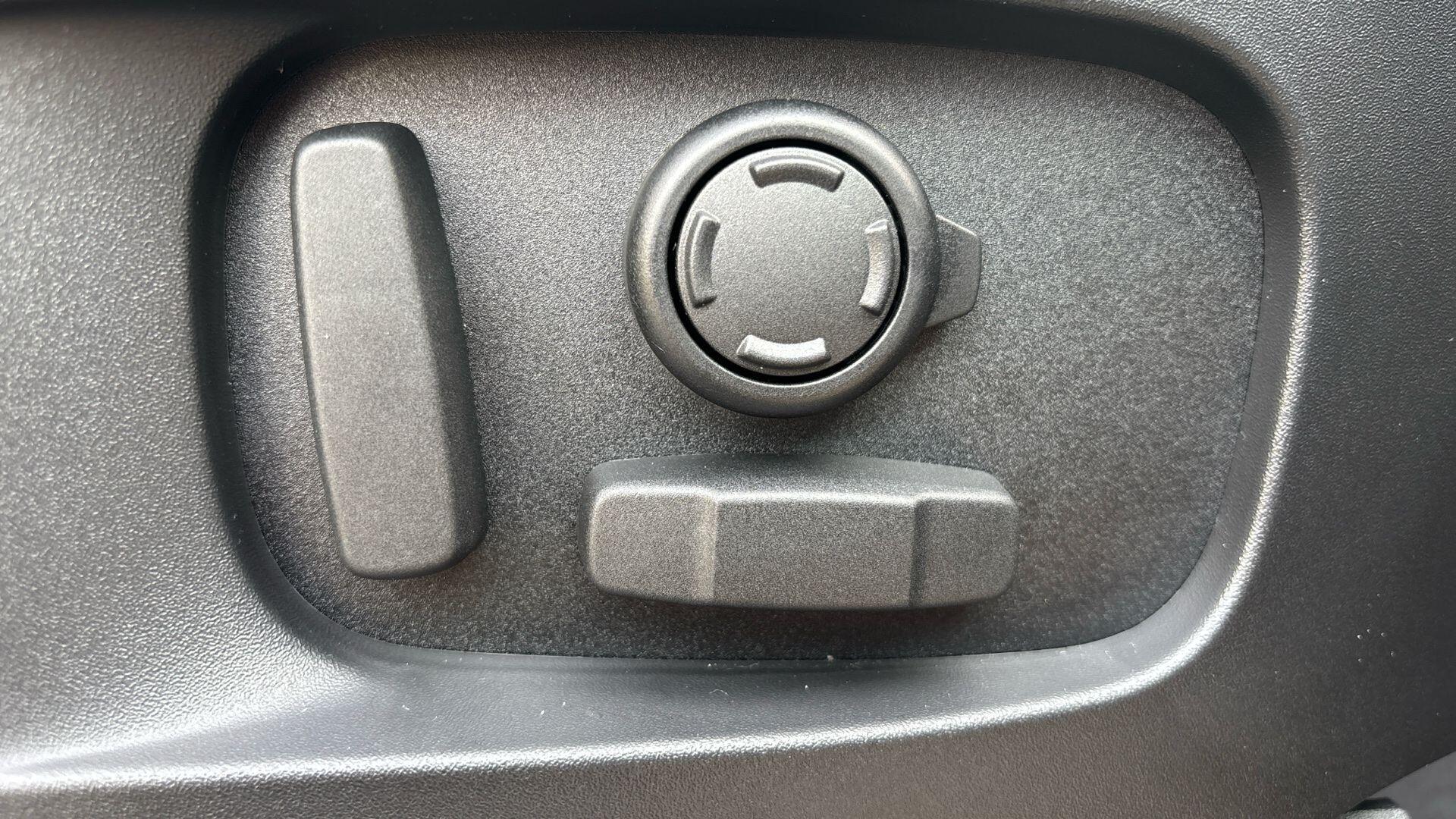 Land Rover Defender view 19