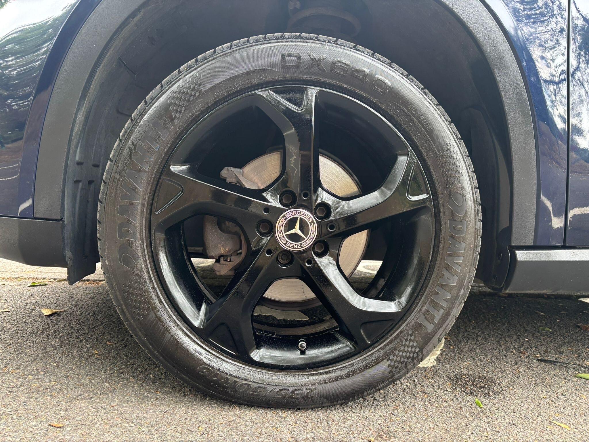 Mercedes-Benz GLA view 35