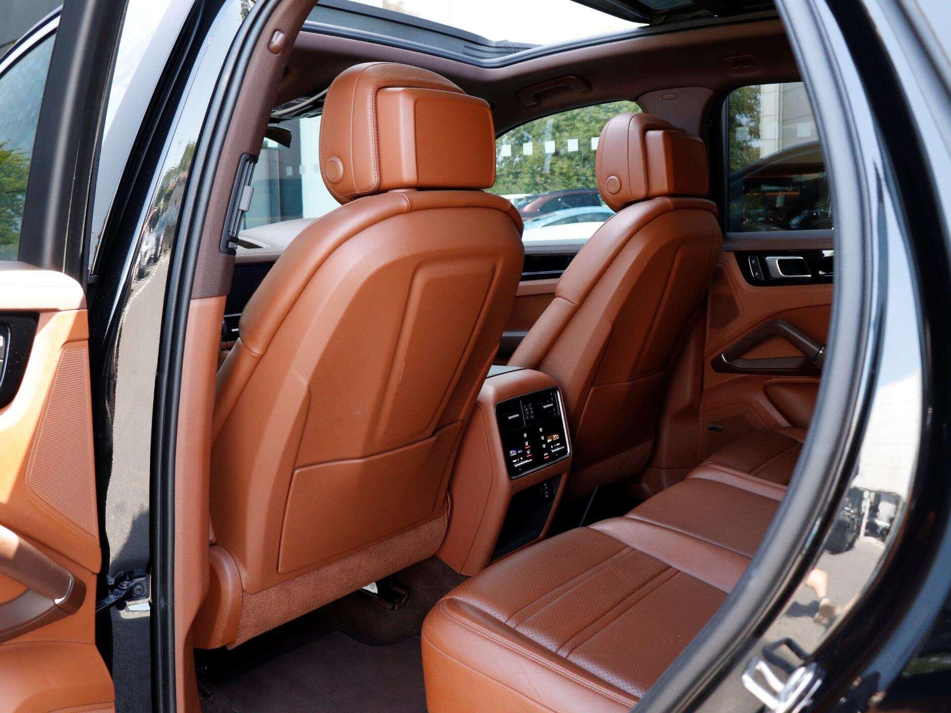Porsche Cayenne view 27