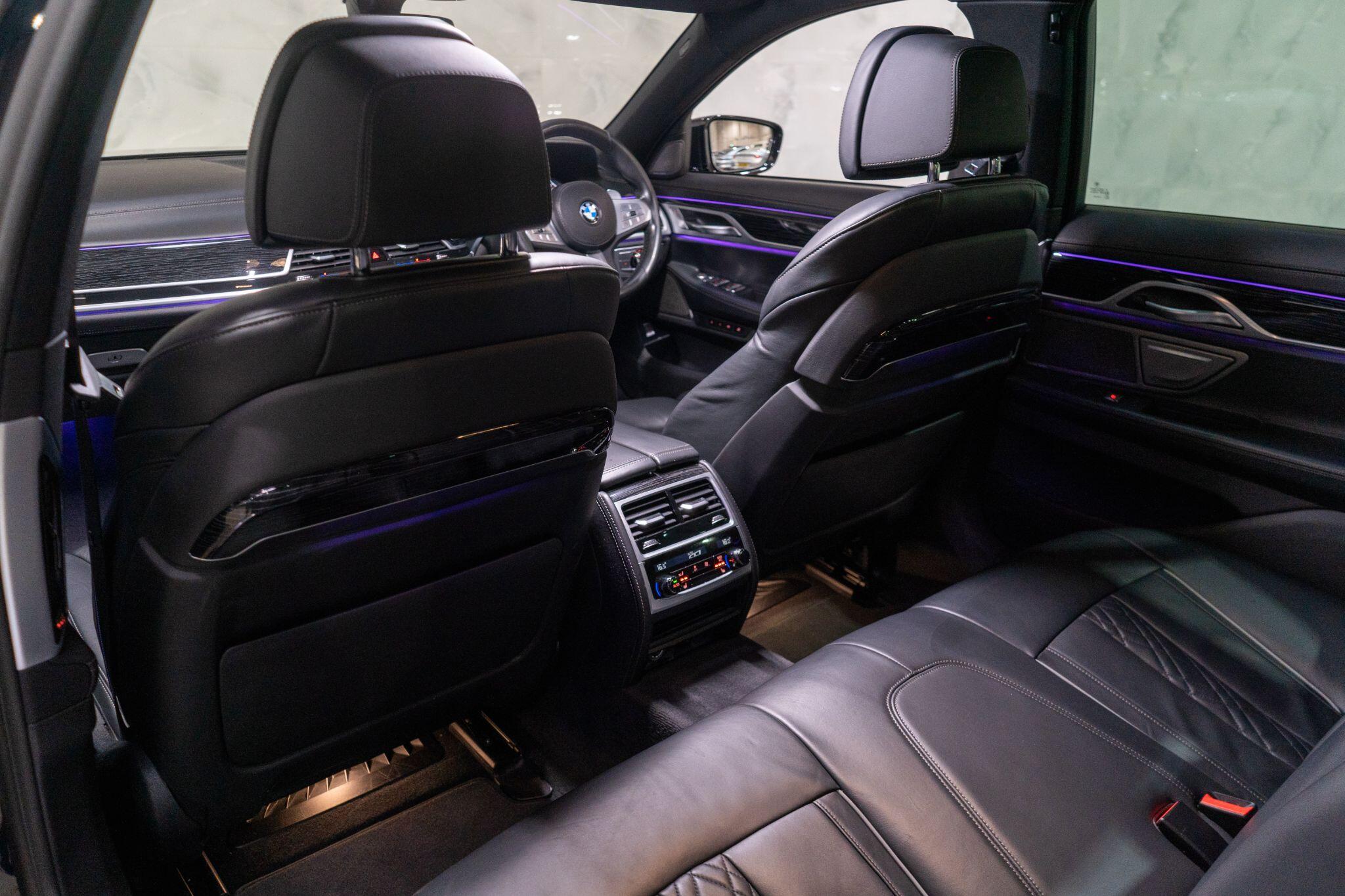 BMW 7 Series view 18
