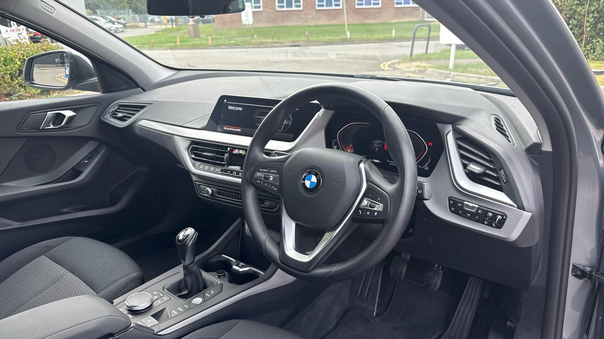 BMW 1 Series view 6
