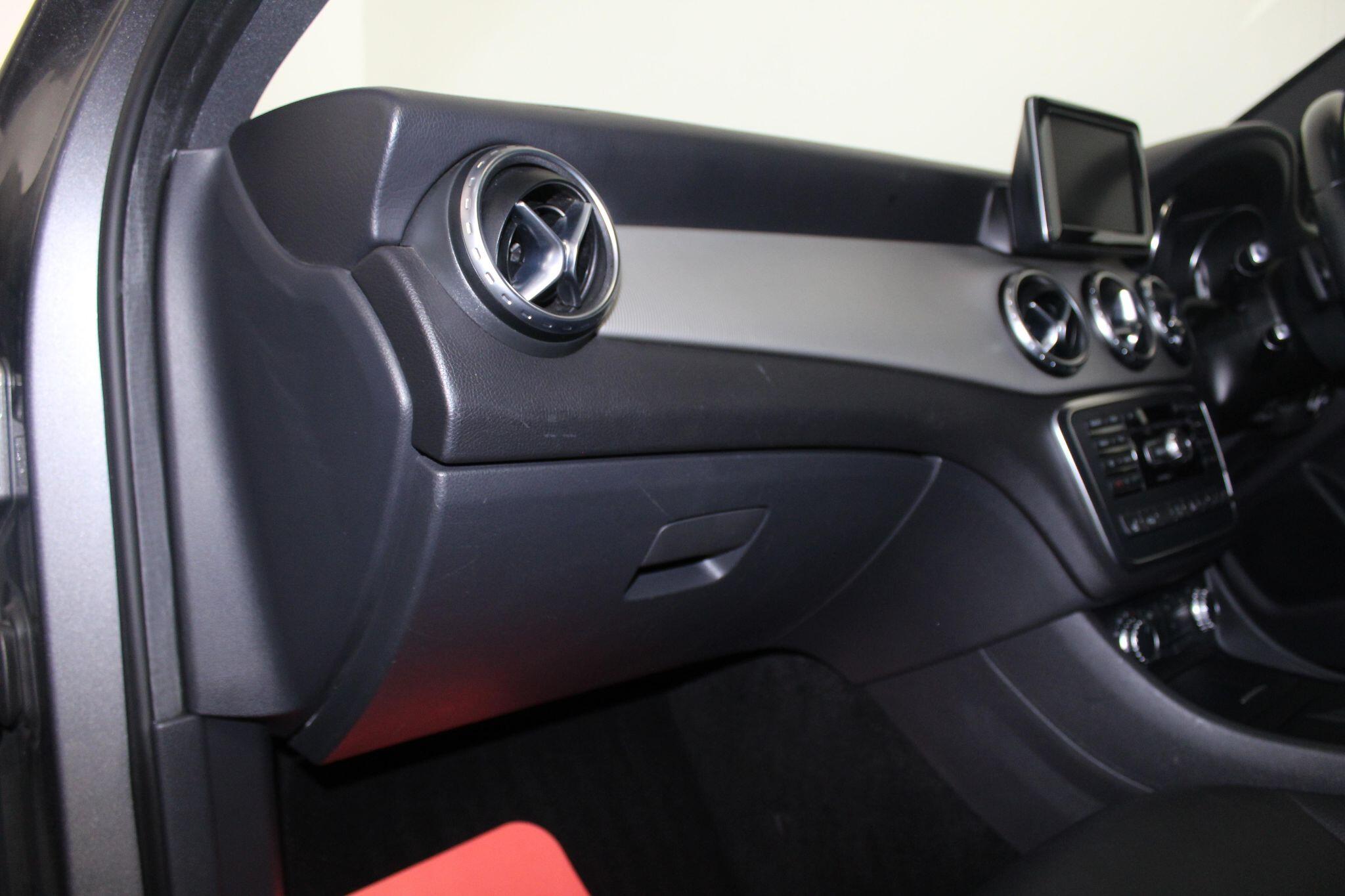 Mercedes-Benz Gla view 33