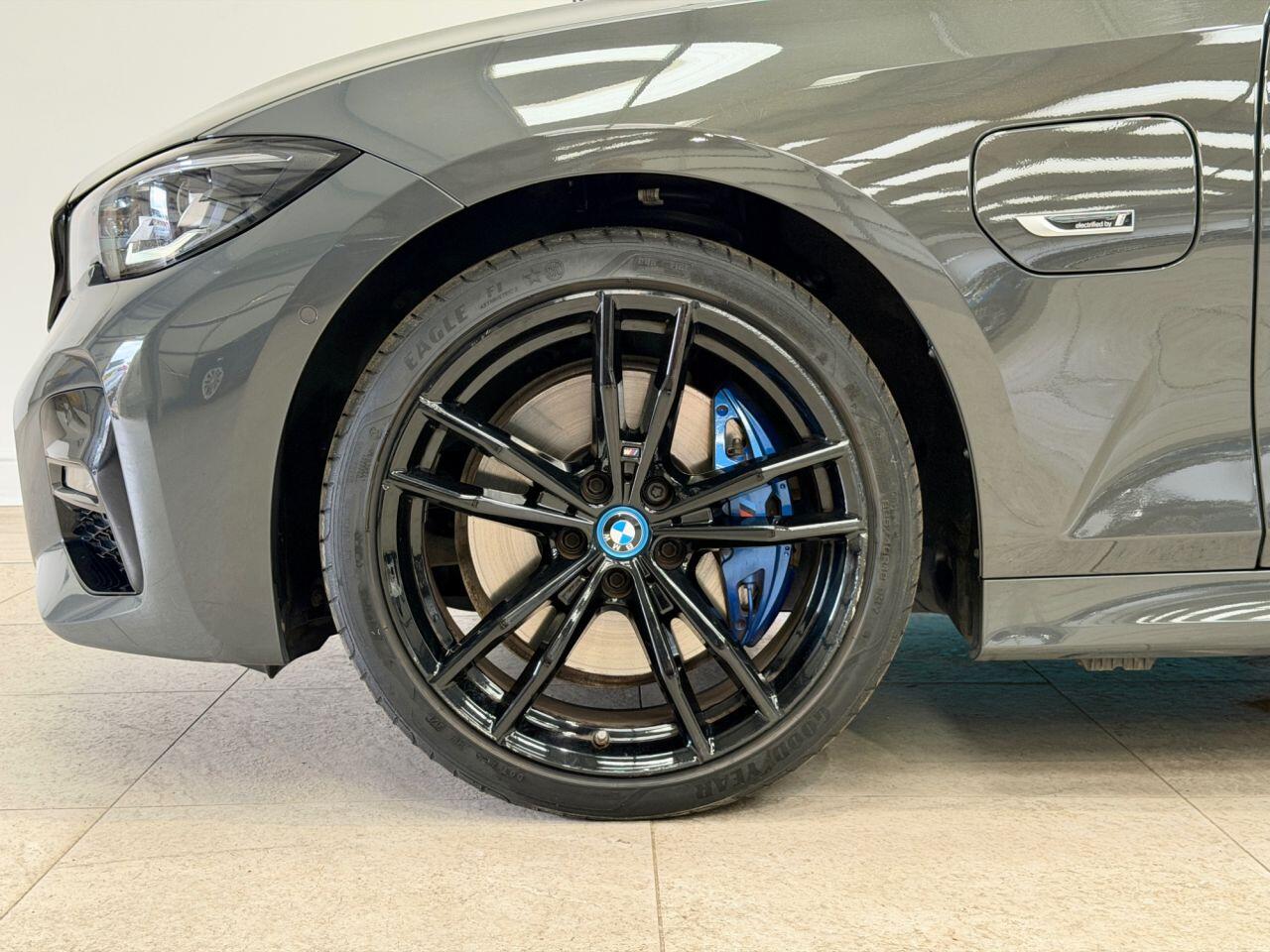 BMW 3 Series view 23