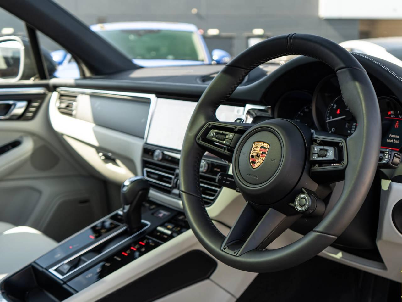 Porsche Macan view 4