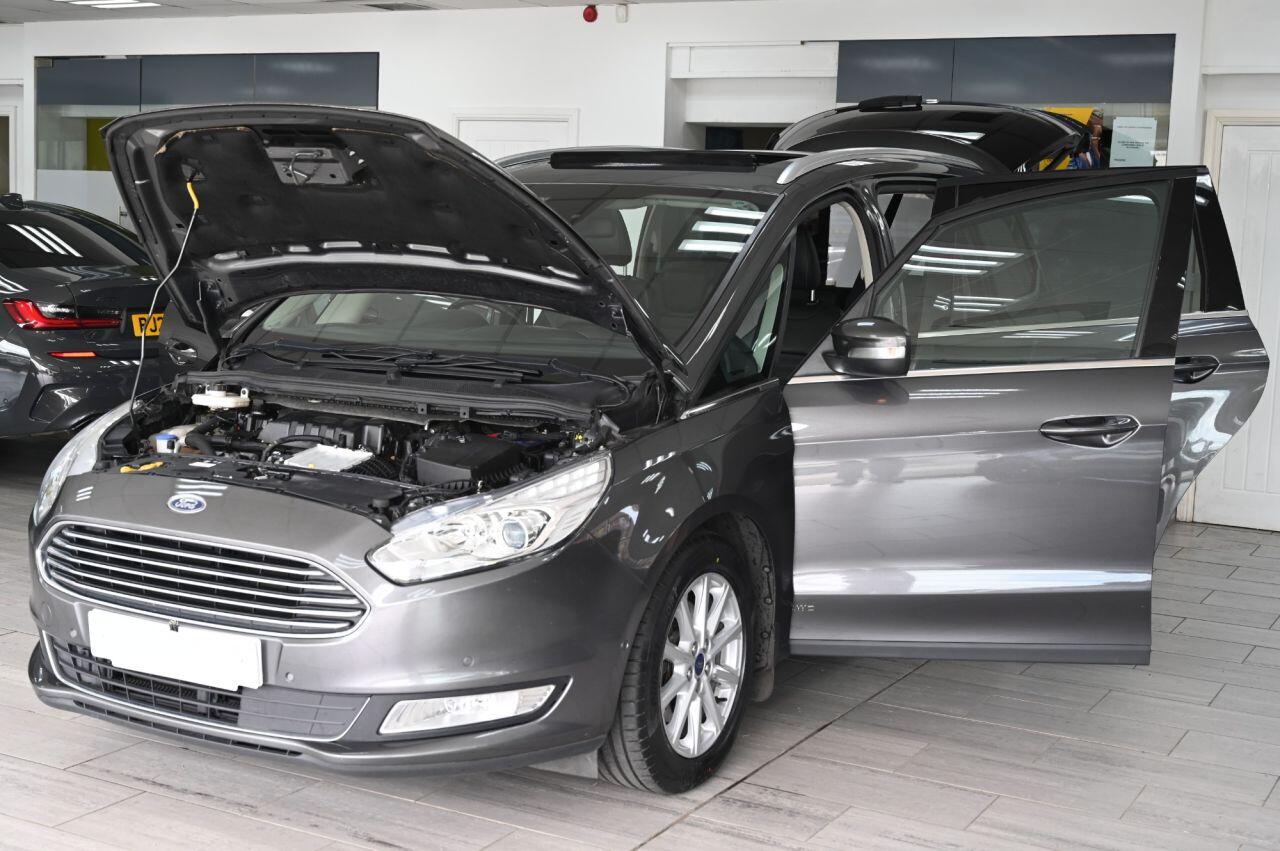 Ford Galaxy view 14