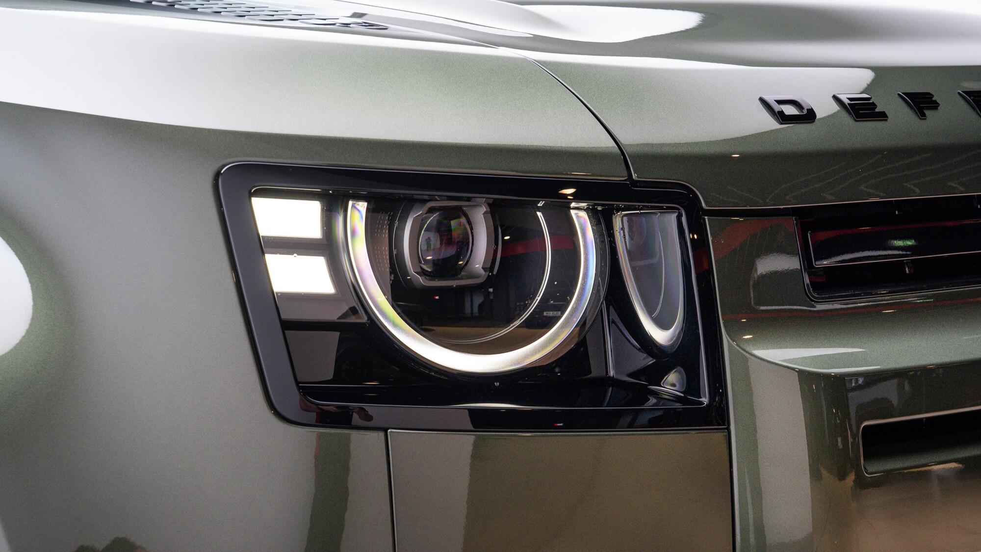 Land Rover Defender 110 view 35