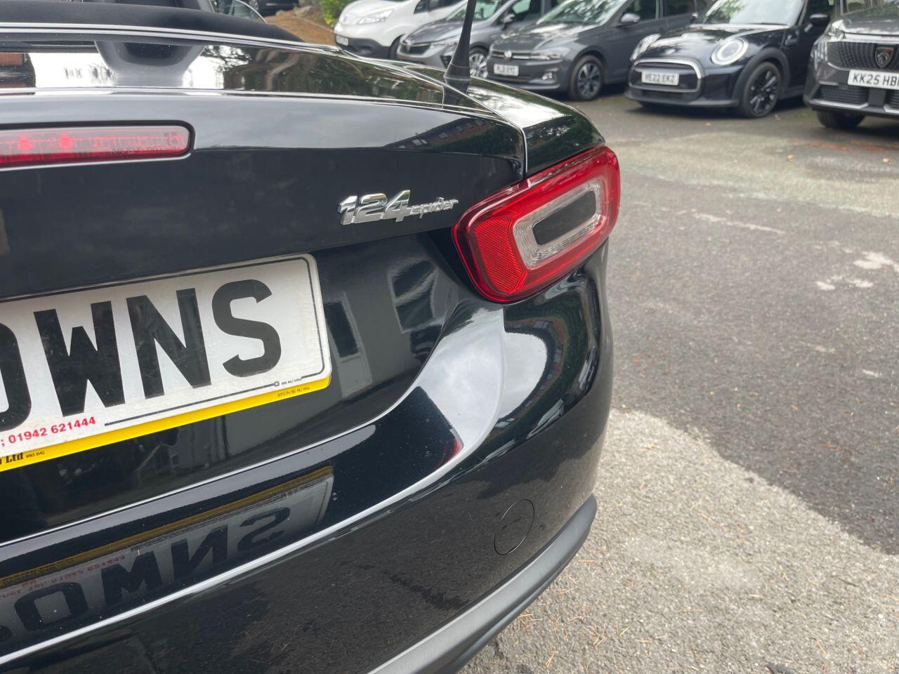 Fiat 124 Spider view 24